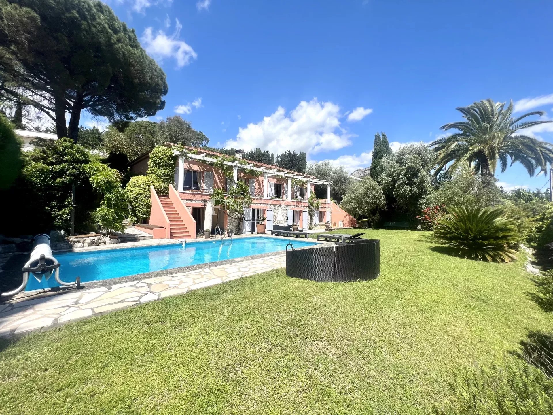 Villa for sale close to Vence with heated pool