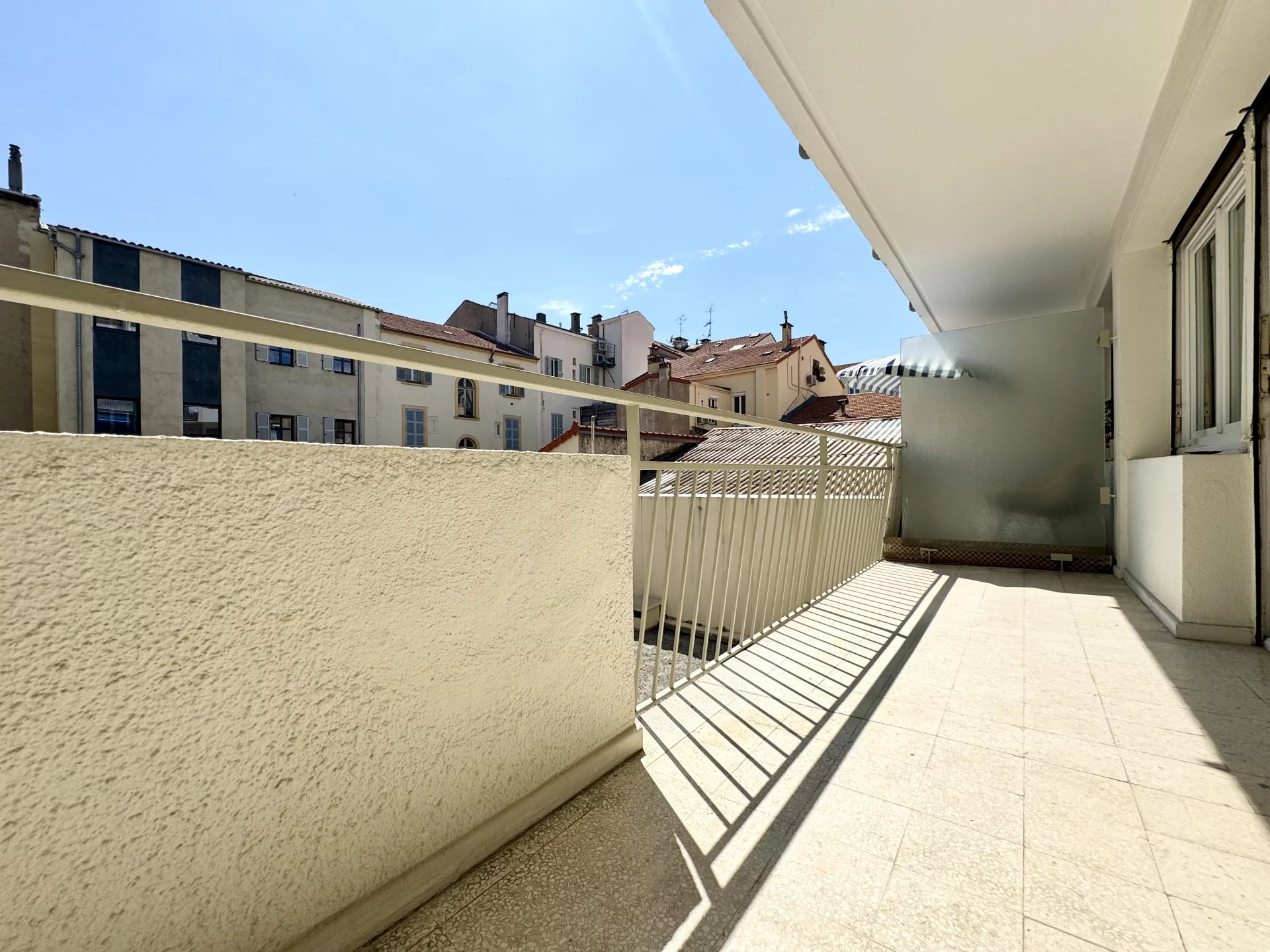 CANNES BANANE FOR SALE LARGE STUDIO TO RENOVATE