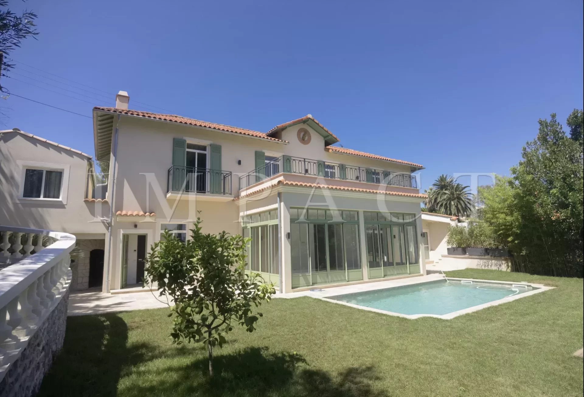 Quartier Rostagne/ début du Cap d'Antibes, villa entièrement rénovée à vendre