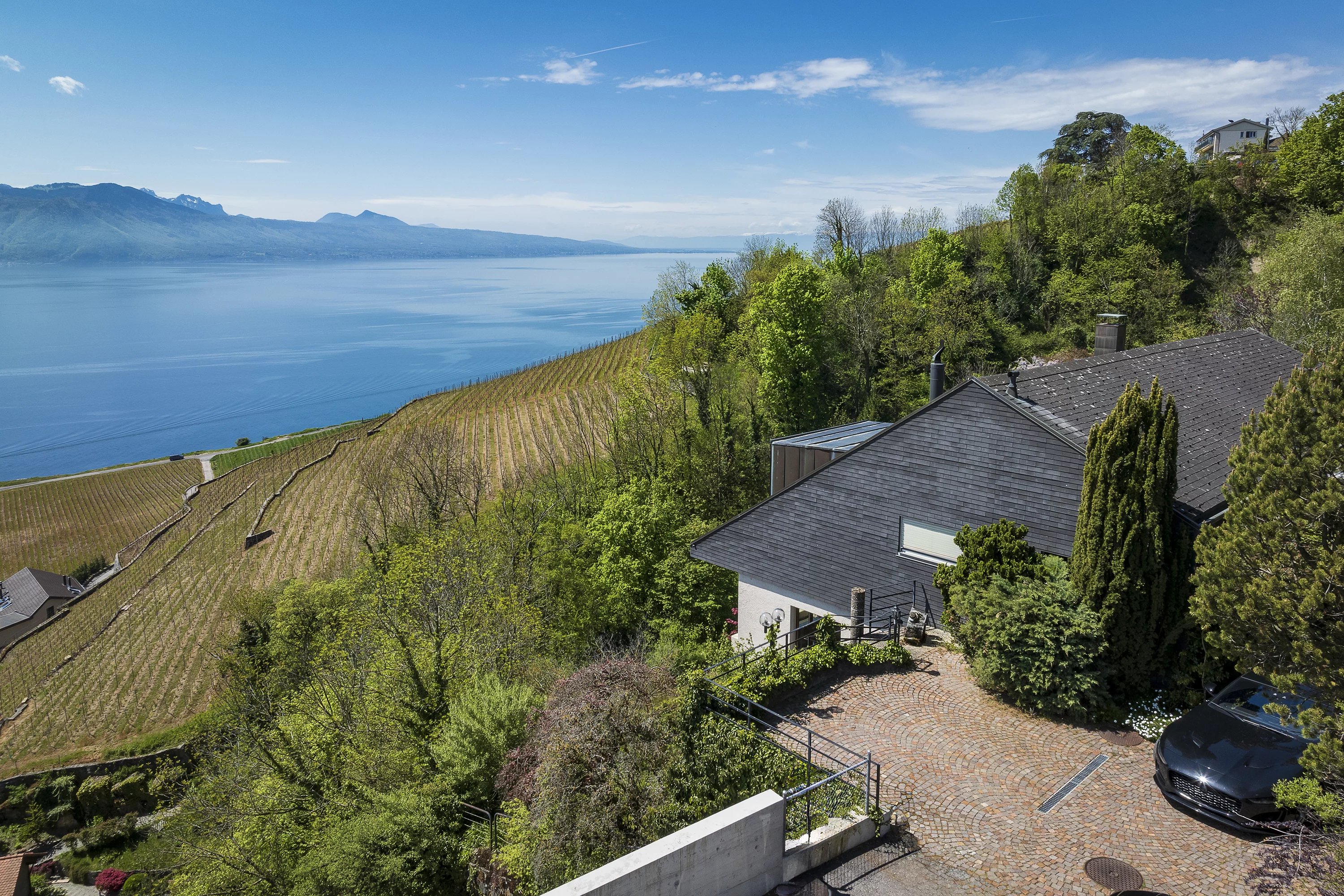 Property with splendid view of Lake Geneva and Lavaux