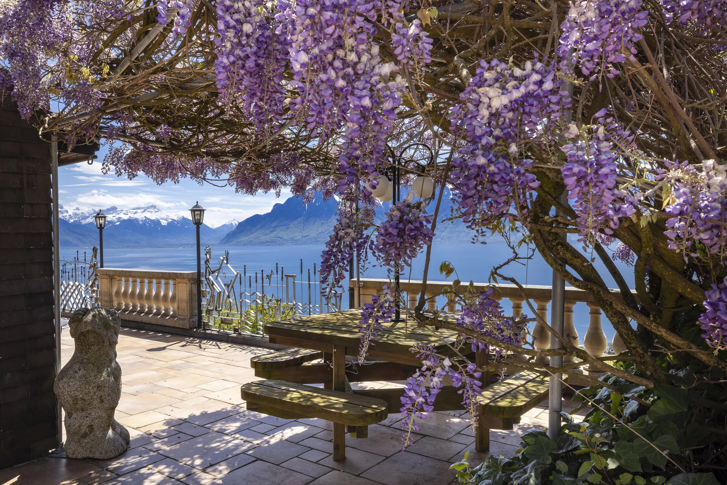 Property with splendid view of Lake Geneva and Lavaux