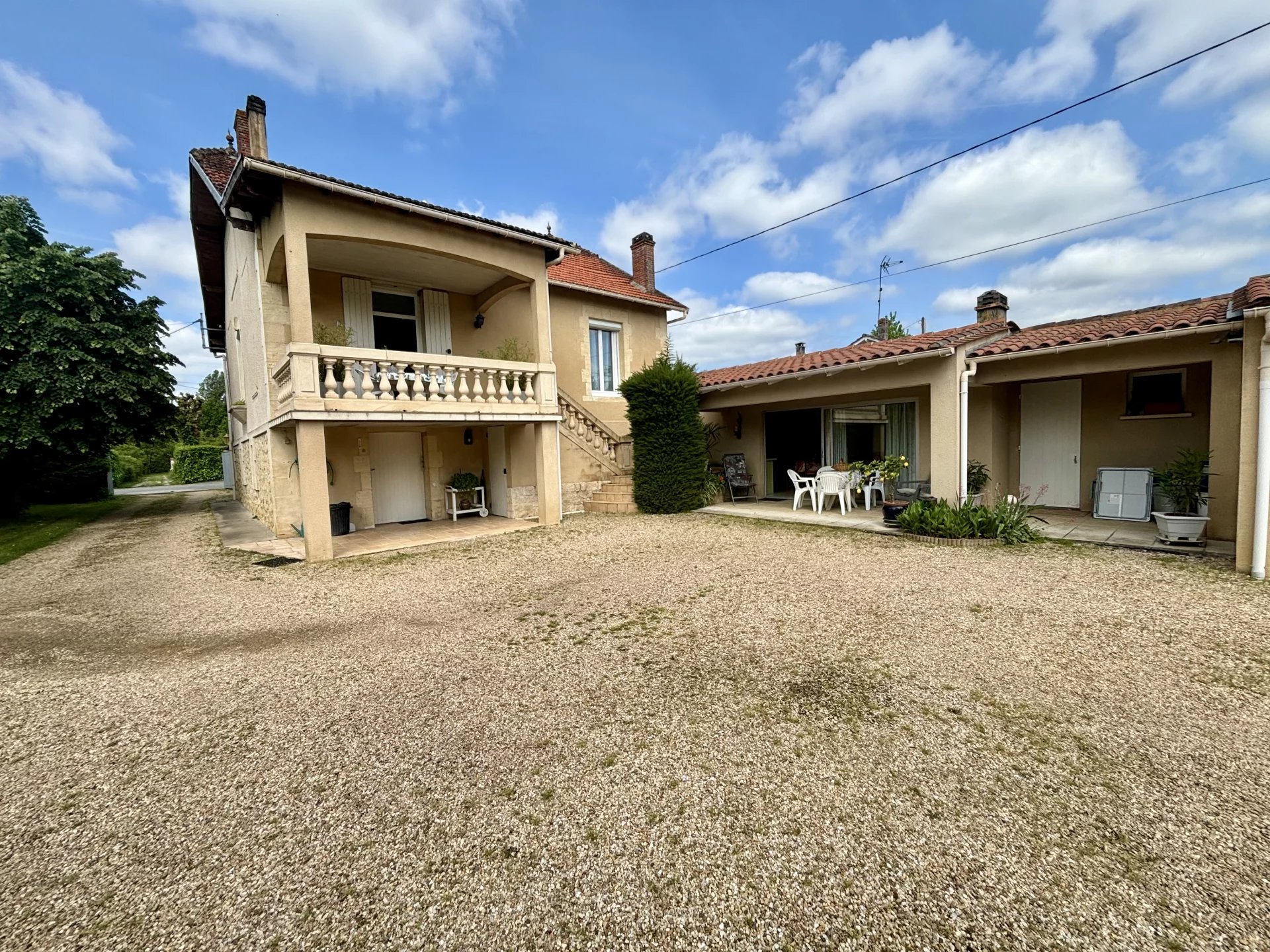 Maison à étage avec piscine et dépendances