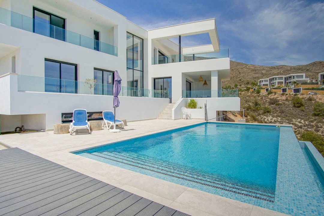 Belle grande villa moderne prête à l'emploi avec vue sur la mer à vendre à Finestrat