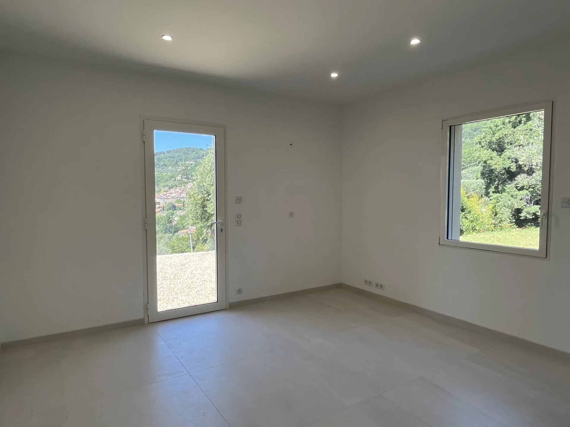 New build villa with panoramic views & walking distance - Seillans