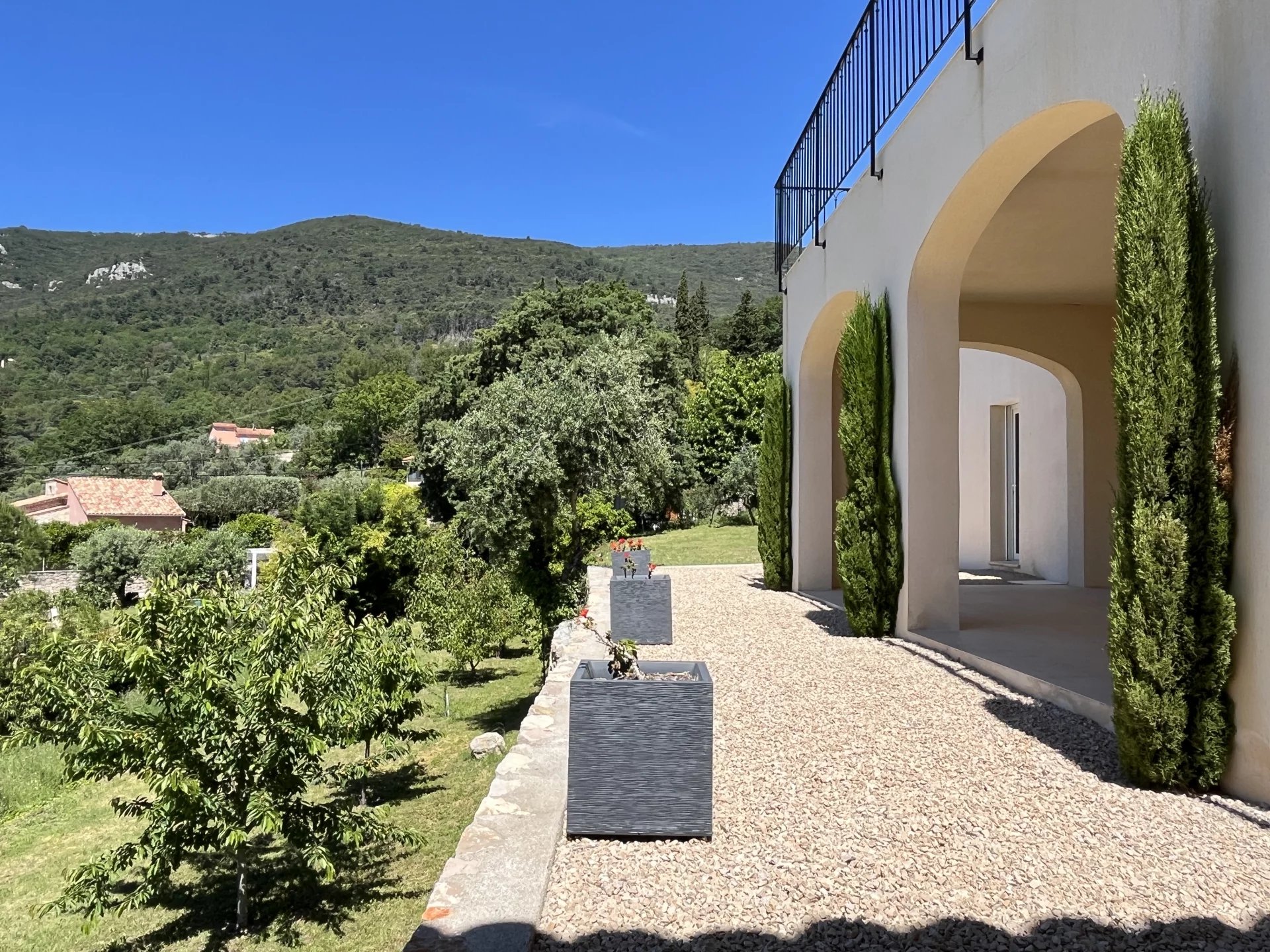 New build villa with panoramic views & walking distance - Seillans