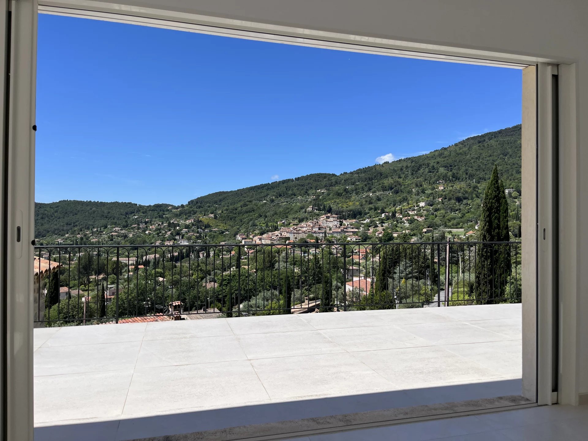 New build villa with panoramic views & walking distance - Seillans