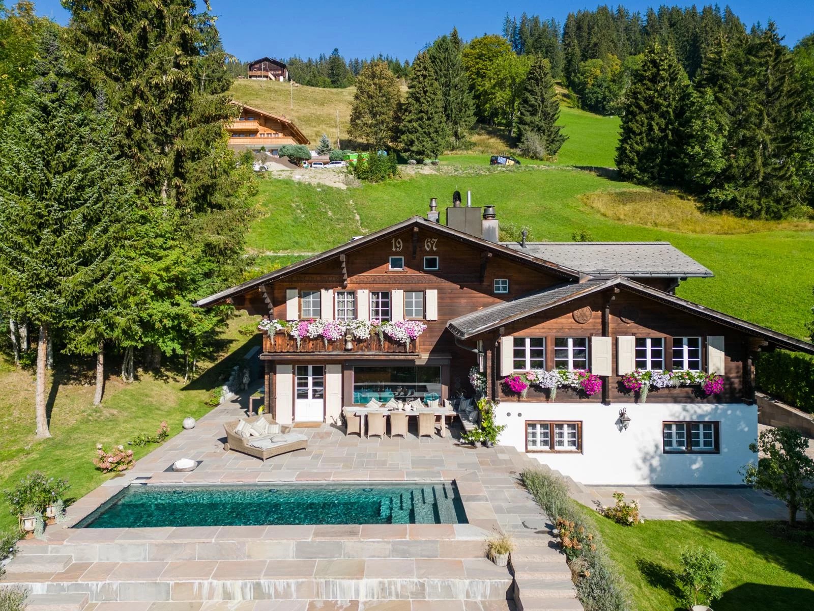 Luxurious chalet with outdoor swimming pool