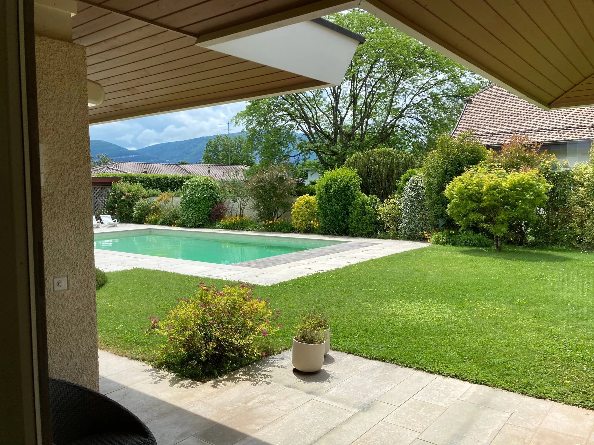 Jolie propriété de plain-pied avec piscine à Cologny