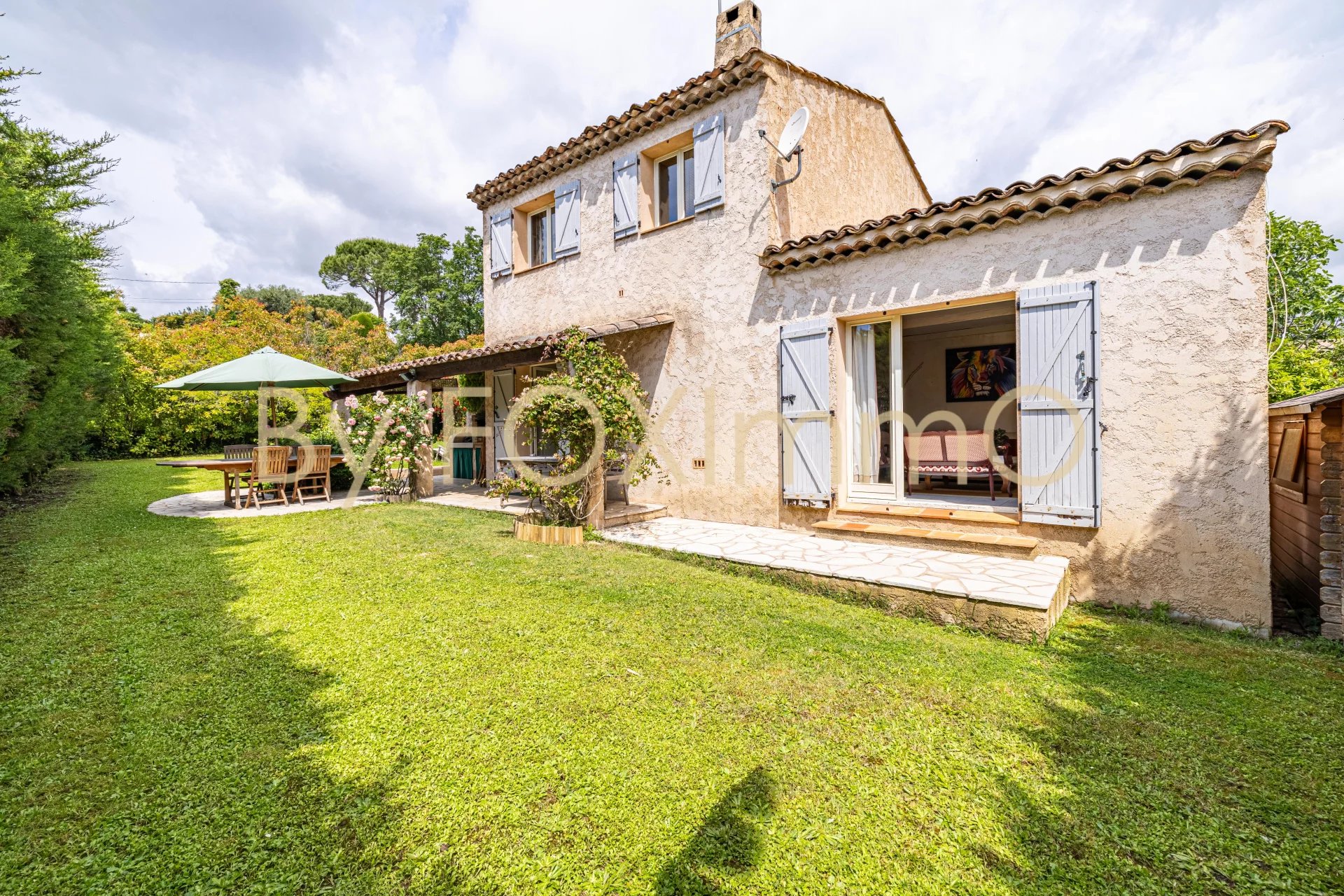 A vendre sur la Côte d'Azur, magnifique maison néo provençale familiale de 5 pièces au calme sur un terrain plat