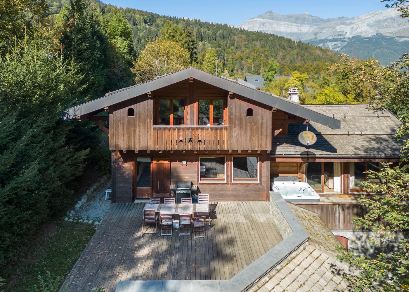 Les Houches - A superb 5-bedroom chalet in a quiet location close to the ski lifts, with breathtaking views of the Mont Blanc range.
