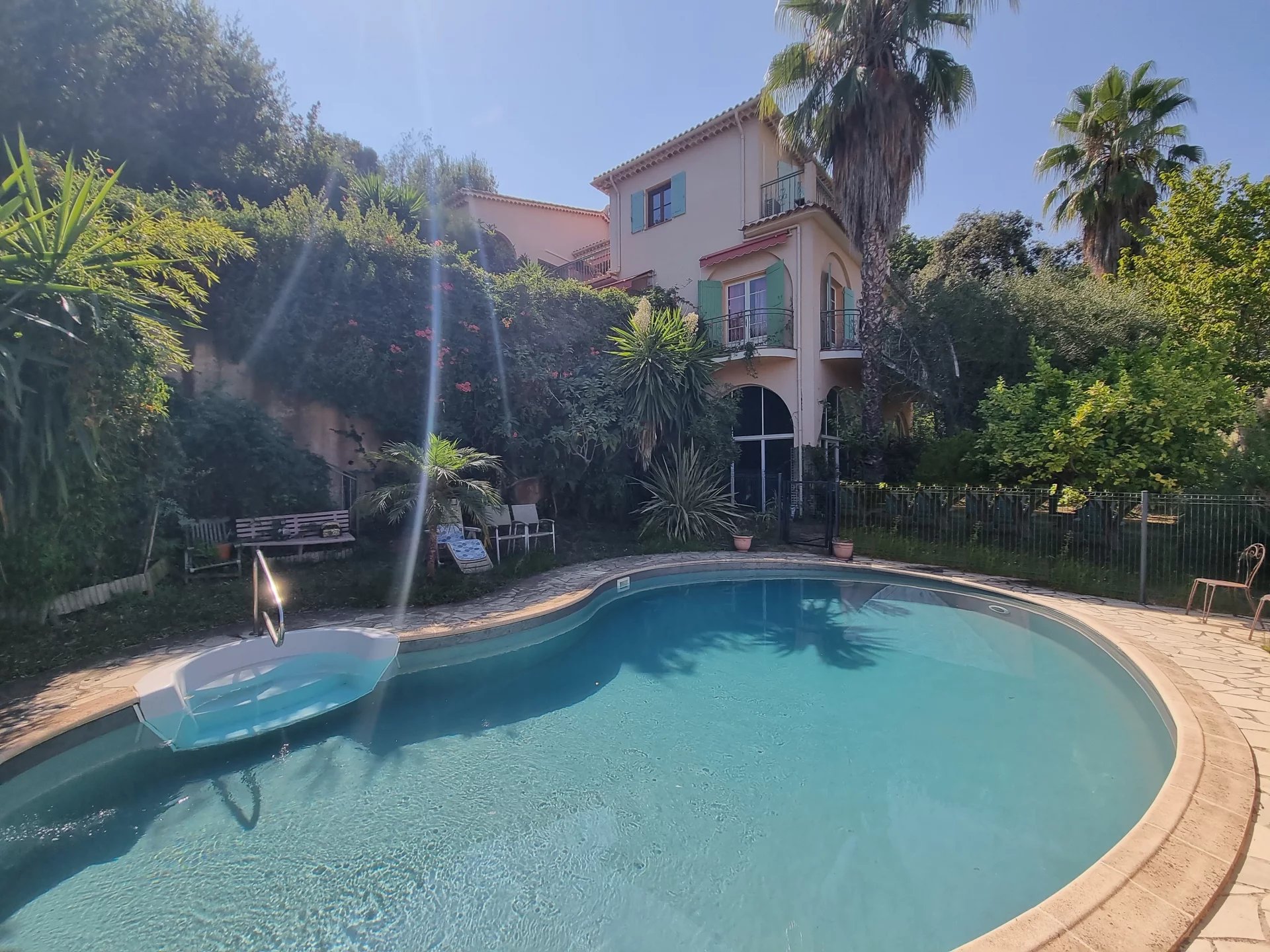 villa provenzale, vista mare, grande terreno con piscina! grande potenziale!