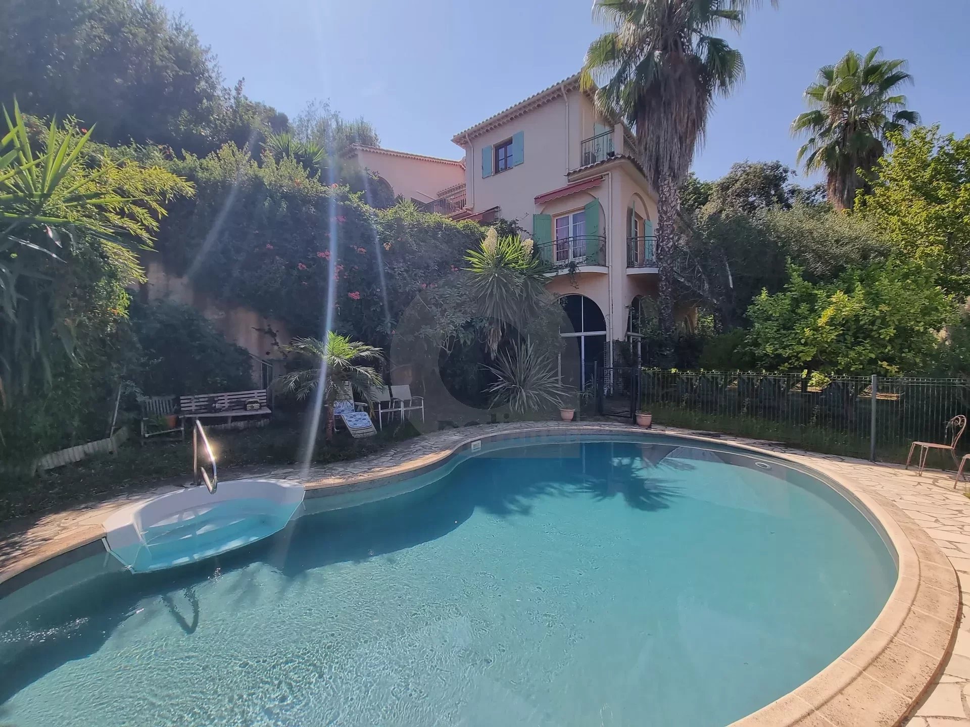 villa provencale, vue mer, grand terrain avec piscine! fort potentiel!