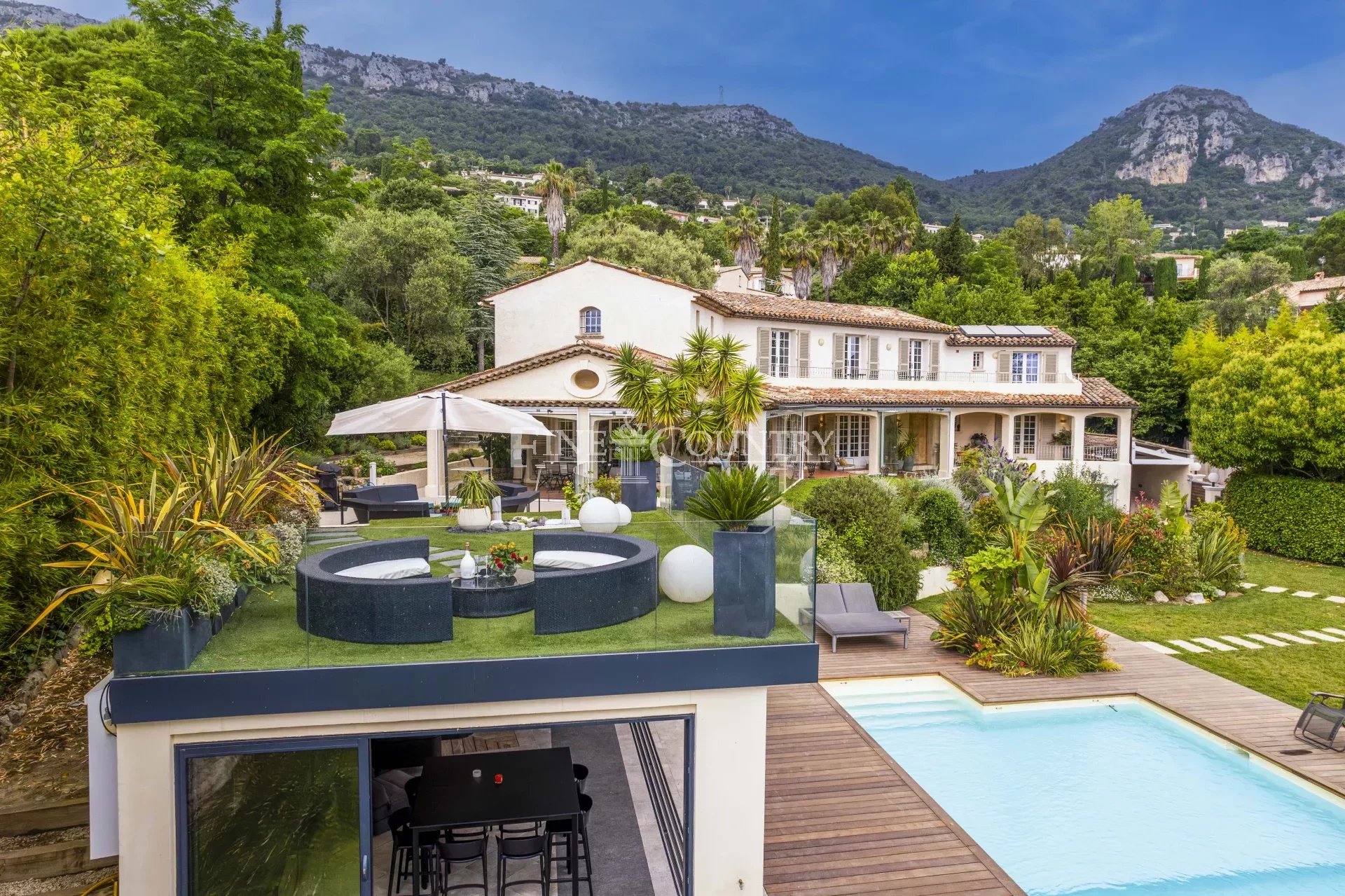 Villa for sale in Vence with sea and mountains view