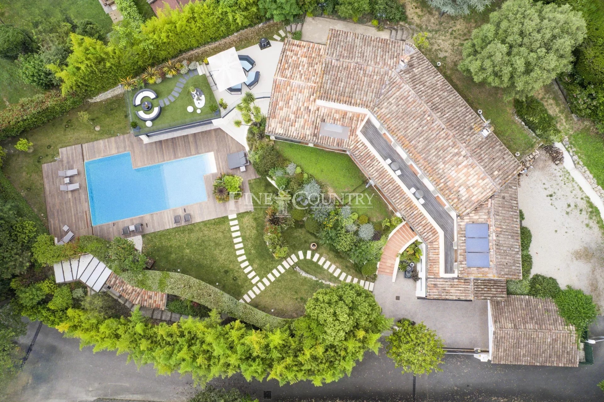 Villa for sale in Vence with sea and mountains view