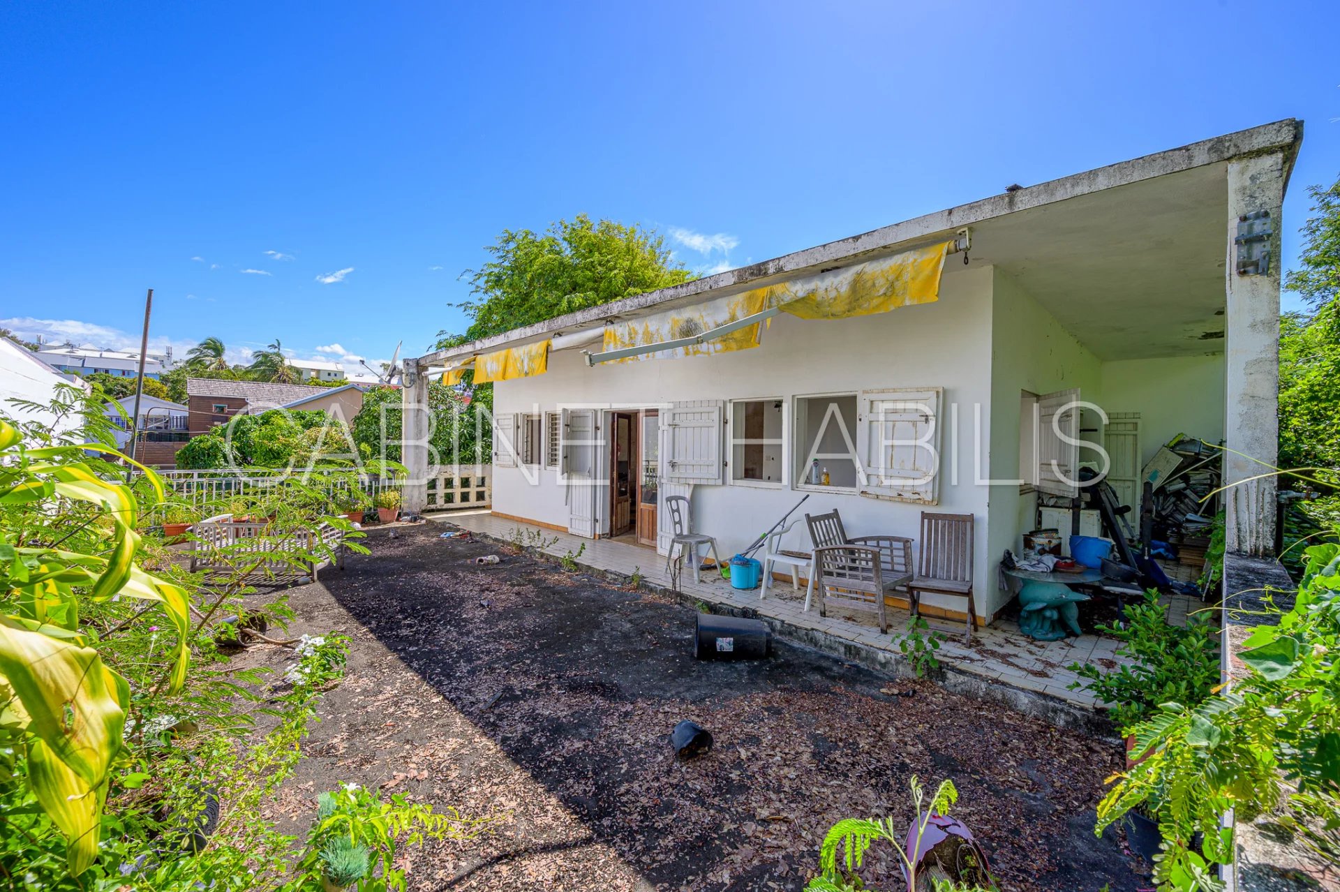 A VENDRE - UNE MAISON A RENOVER OU A DEMOLIR SUR UN TERRAIN