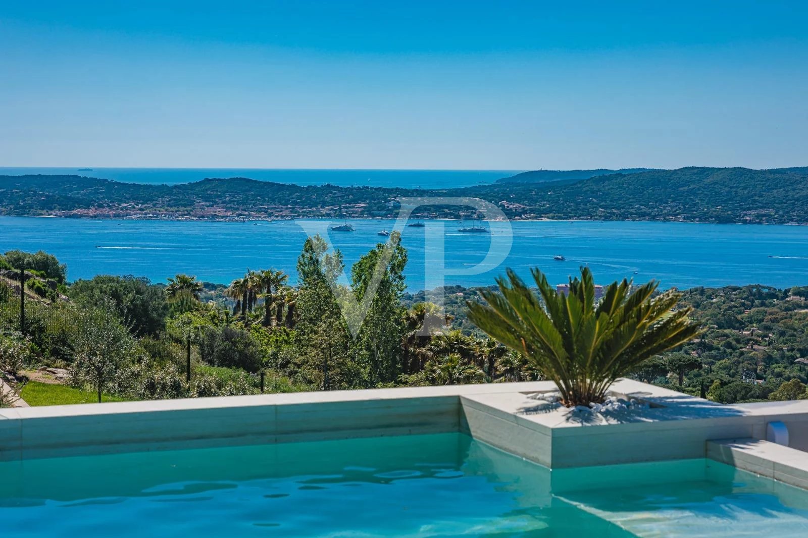 Erstaunlicher Panoramablick auf die Bucht von Saint Tropez
