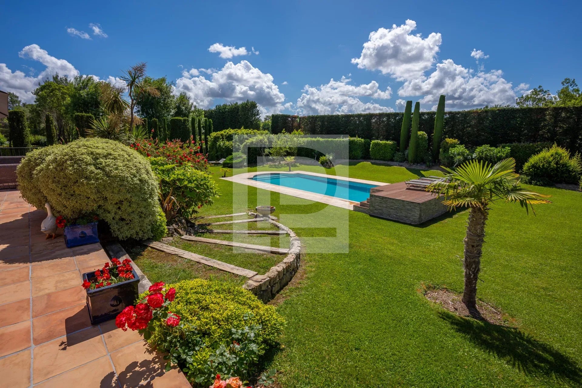 Close to the golf course, magnificent charming property with its own stone guest house