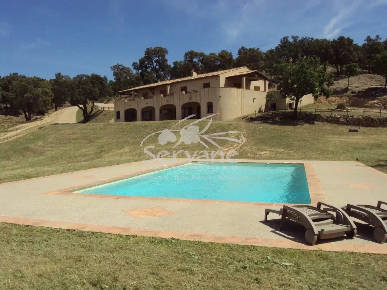 PROVENCAL MAS SETS ON 2HA PLAN DE LA TOUR