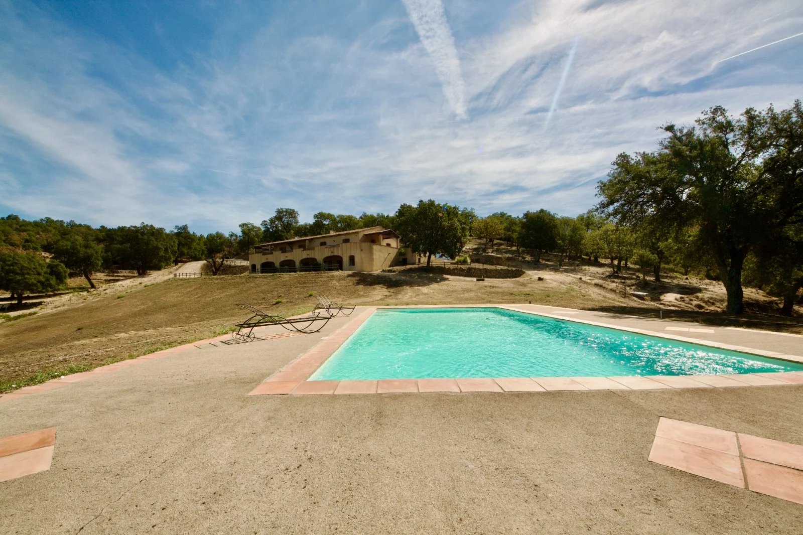 PROVENCAL MAS SETS ON 2HA PLAN DE LA TOUR