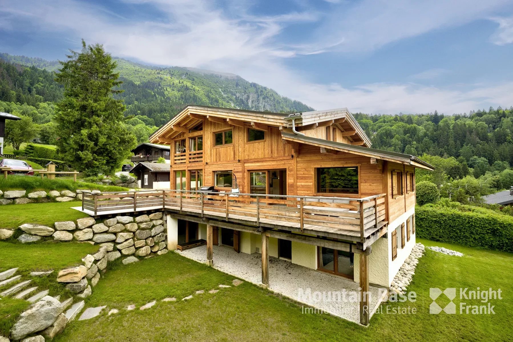 Photo of An extensively renovated chalet with 6 bedrooms and 4 bathrooms