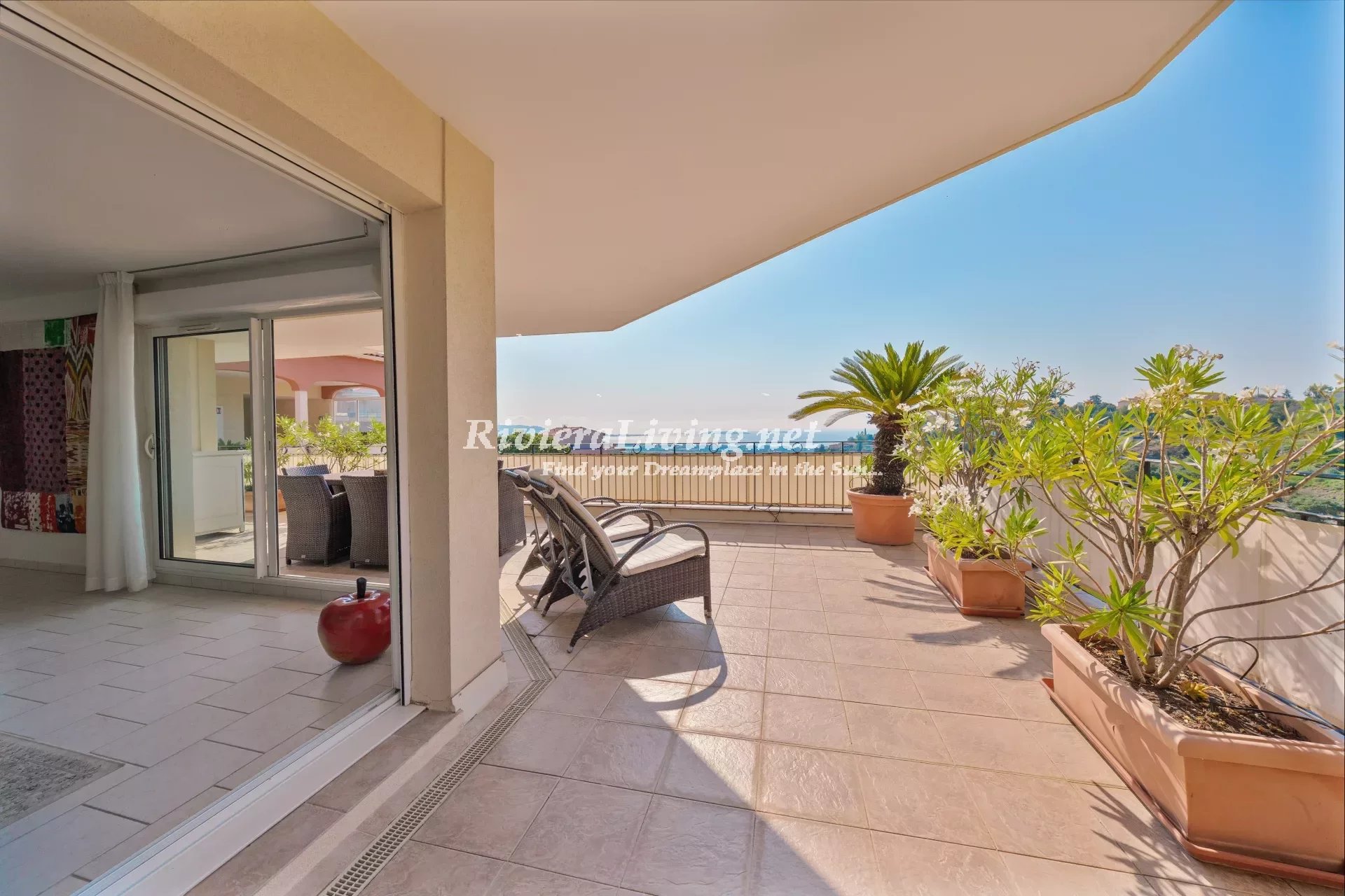 MANDELIEU --- LARGE 4-ROOM APARTMENT WITH 55M² TERRACE AND SEA VIEW