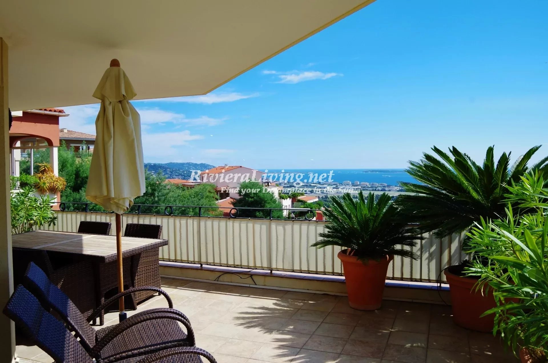 MANDELIEU --- LARGE 4-ROOM APARTMENT WITH 55M² TERRACE AND SEA VIEW