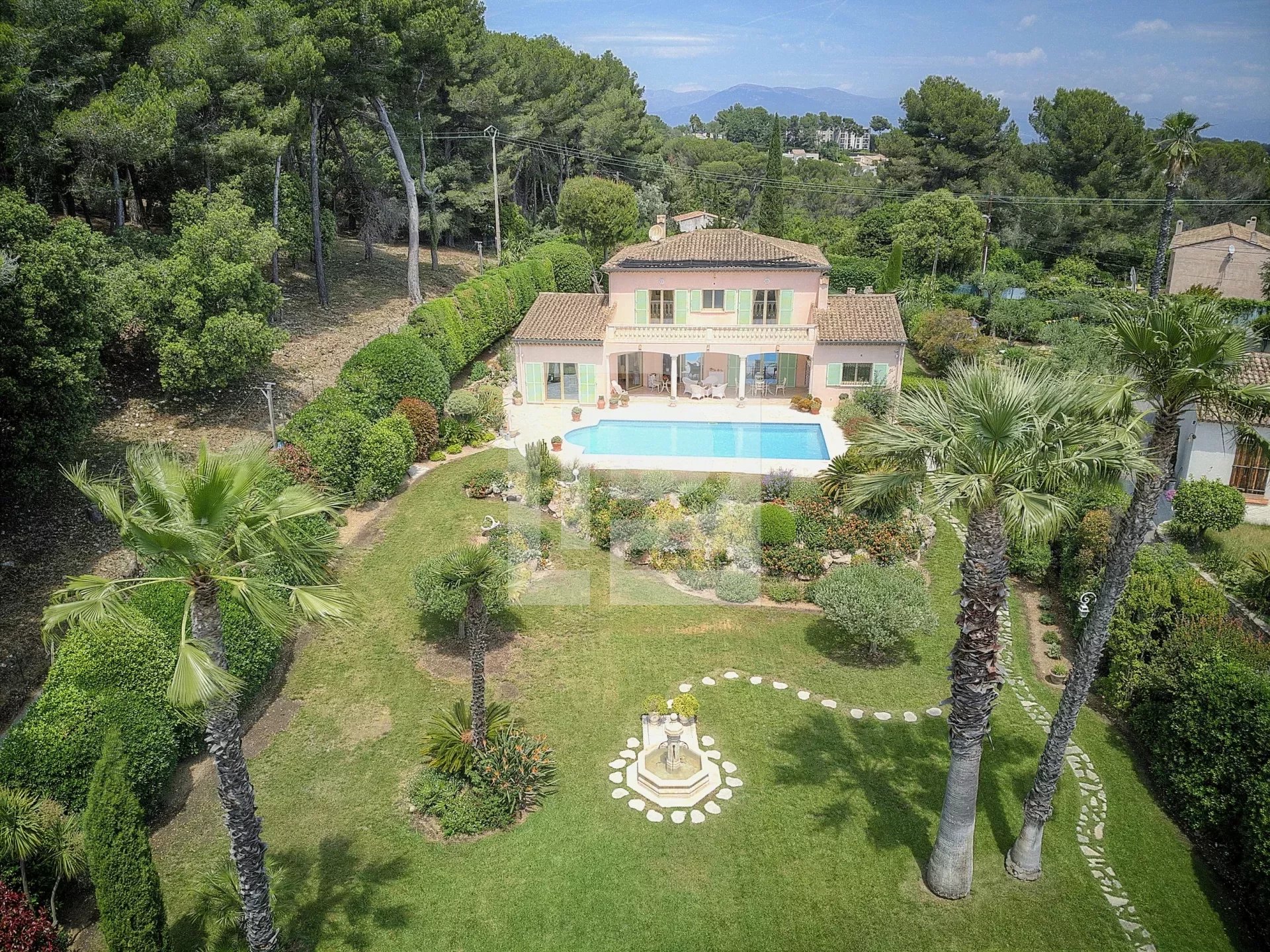 Gros potentiel pour cette villa néo-provençale avec vue