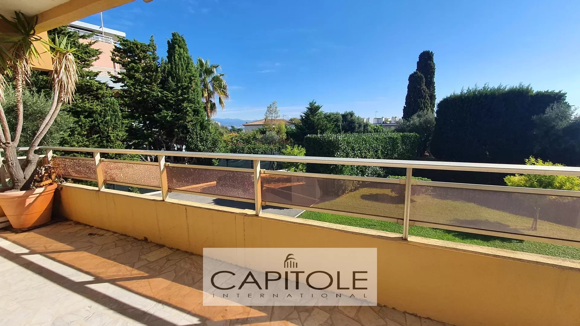 Antibes Exclusive: Unobstructed sea view for this 2-bedrooms corner apartment with a deep terrace , cellar and parking spaces