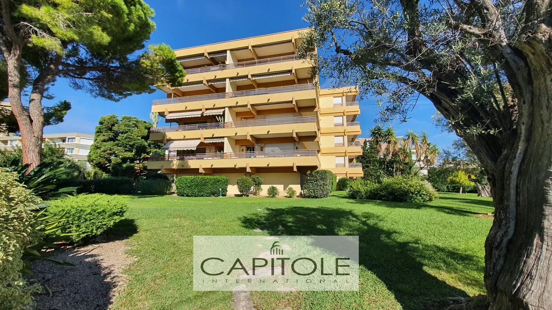 Antibes Exclusive: Unobstructed sea view for this 2-bedrooms corner apartment with a deep terrace , cellar and parking spaces