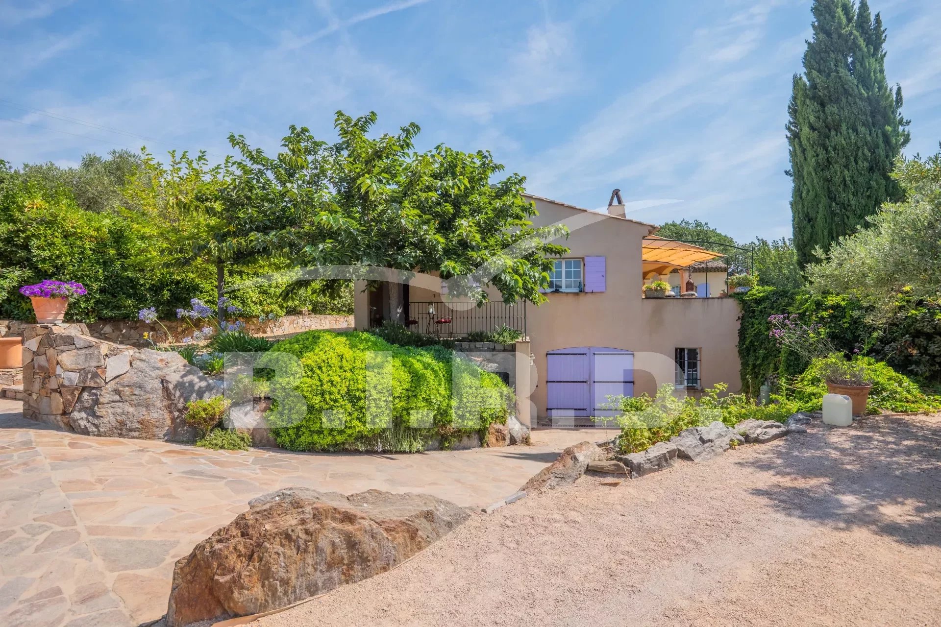 Photo of Beautiful Provençal villa surrounded by vineyards