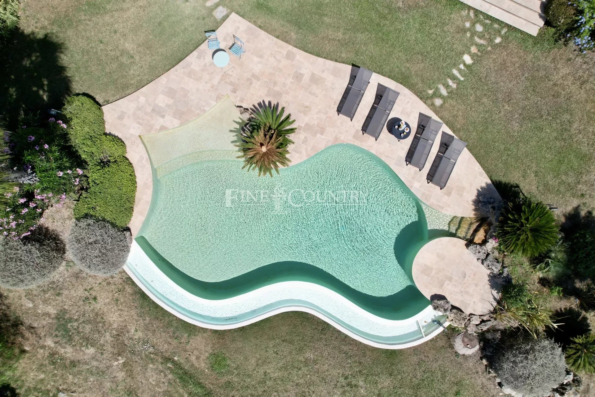 A vendre, proche Mougins,  magnifique propriété récente avec vue panoramique et piscine à débordement de forme libre