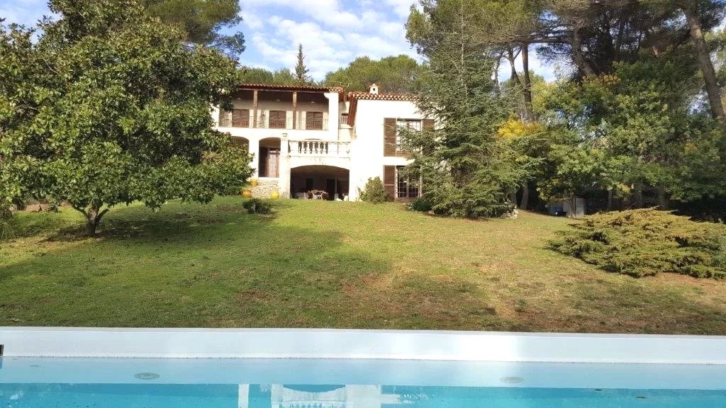 Large villa with sea view on the heights of Vallauris