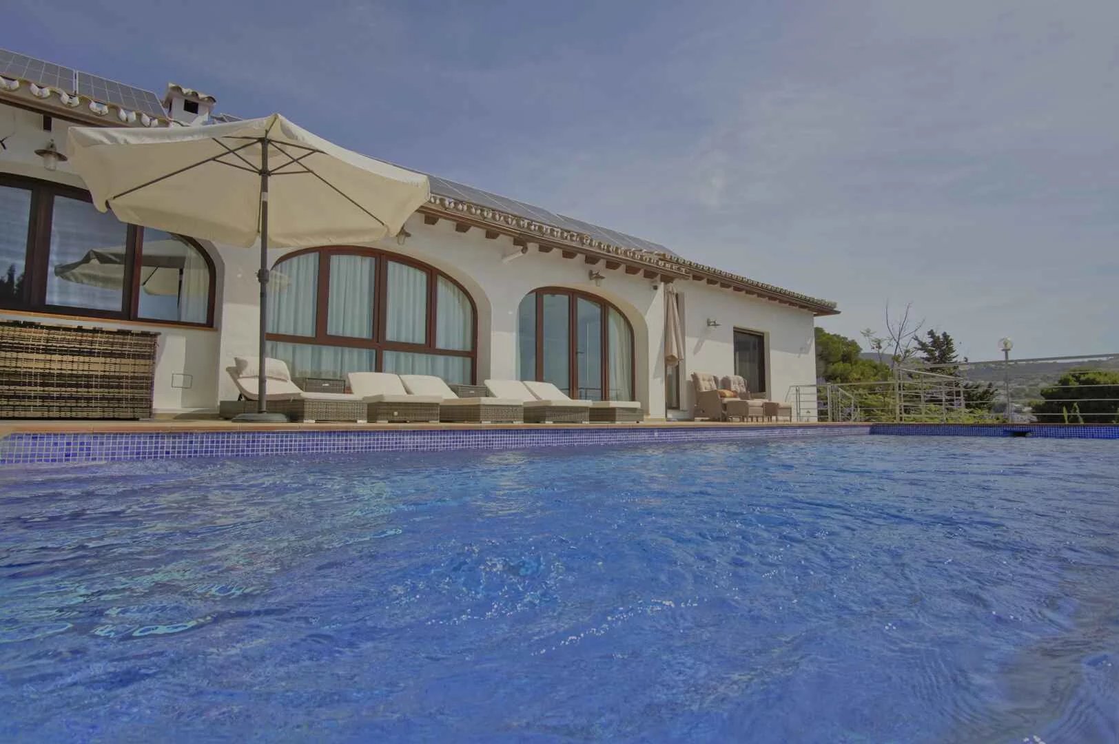 Belle villa spacieuse avec vue sur la mer à distance de marche du village de Moraira