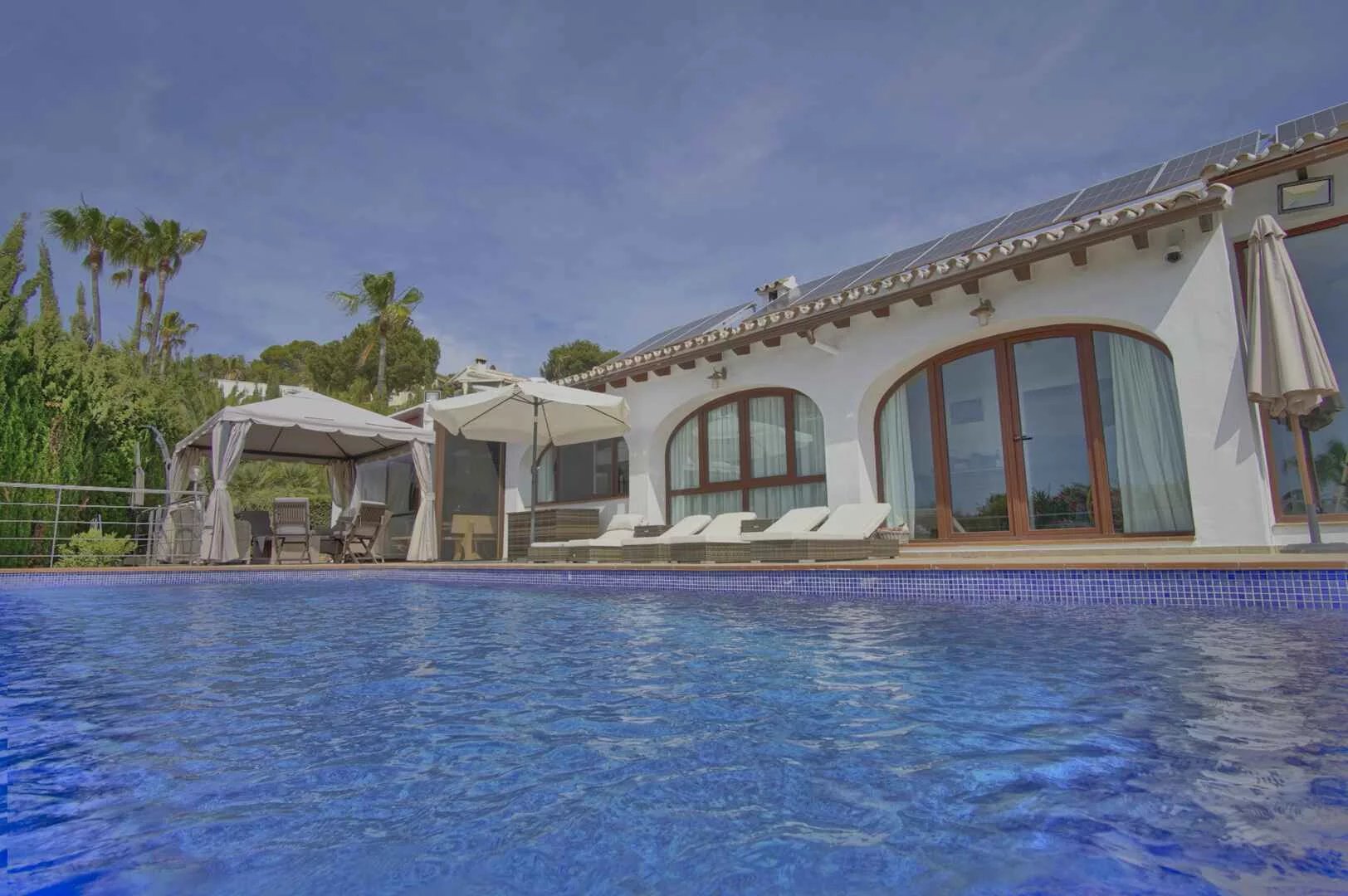 Belle villa spacieuse avec vue sur la mer à distance de marche du village de Moraira