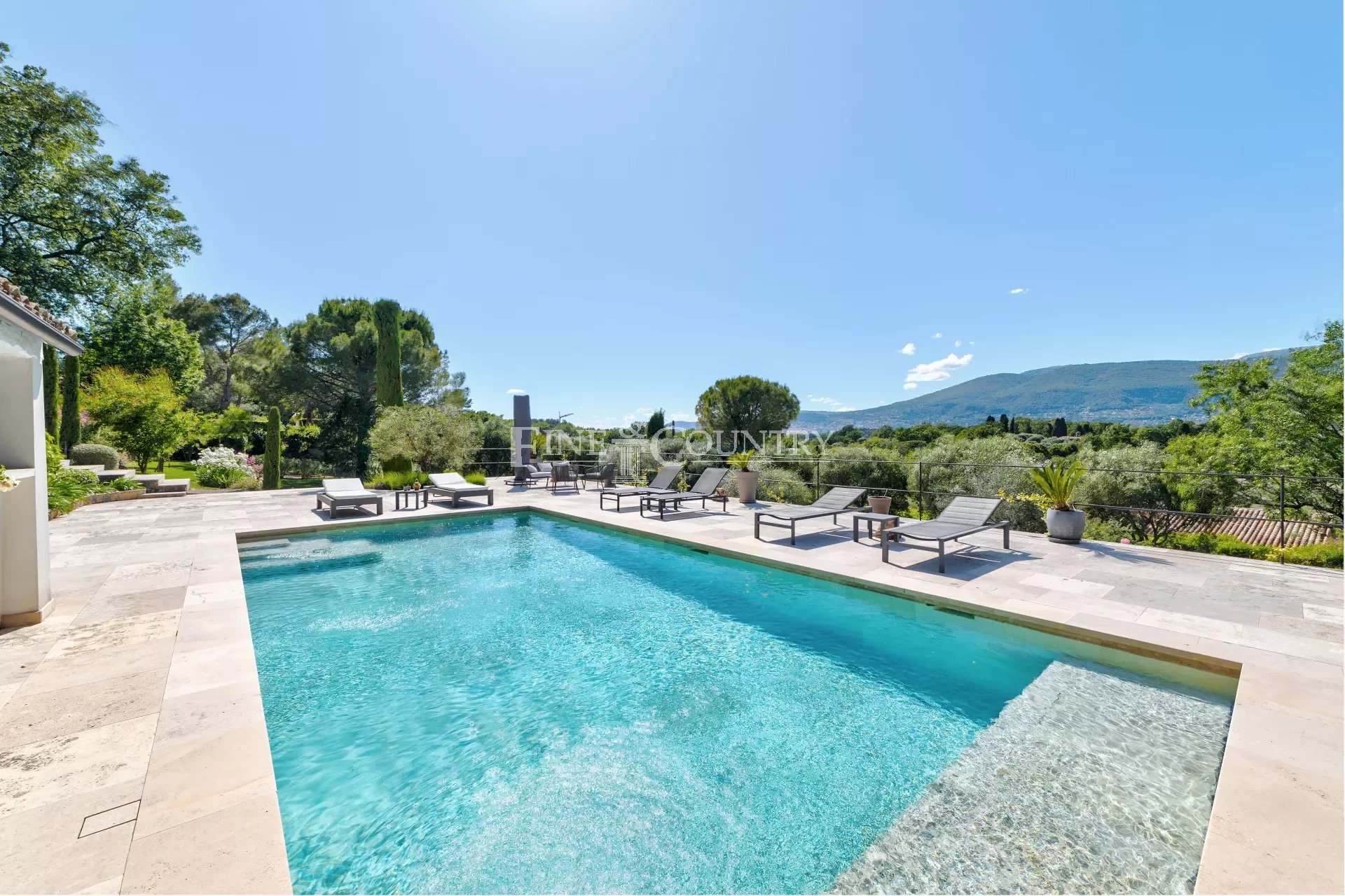 Villa for sale close to Valbonne with panoramic views
