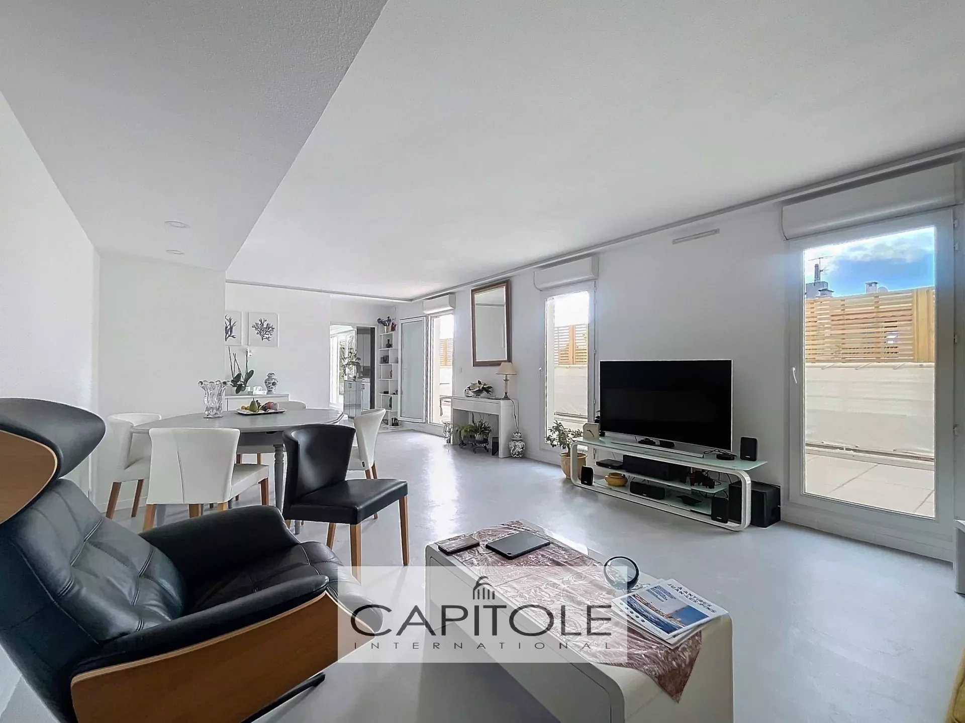 ANTIBES - Penthouse in the City Center of 126 sqm with terrace of  115 sqm.
