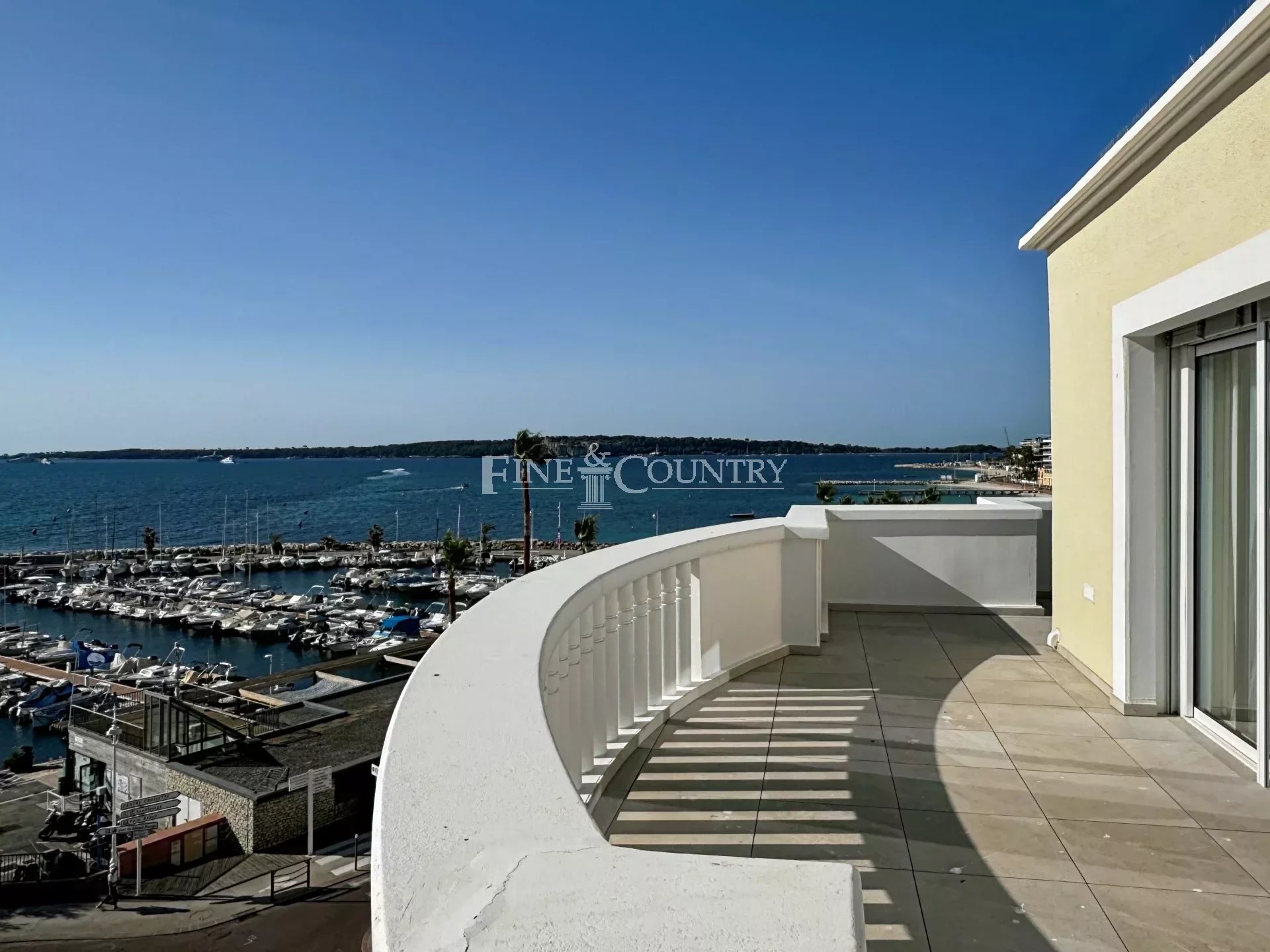 Townhouse for sale on the beachfront in Cannes