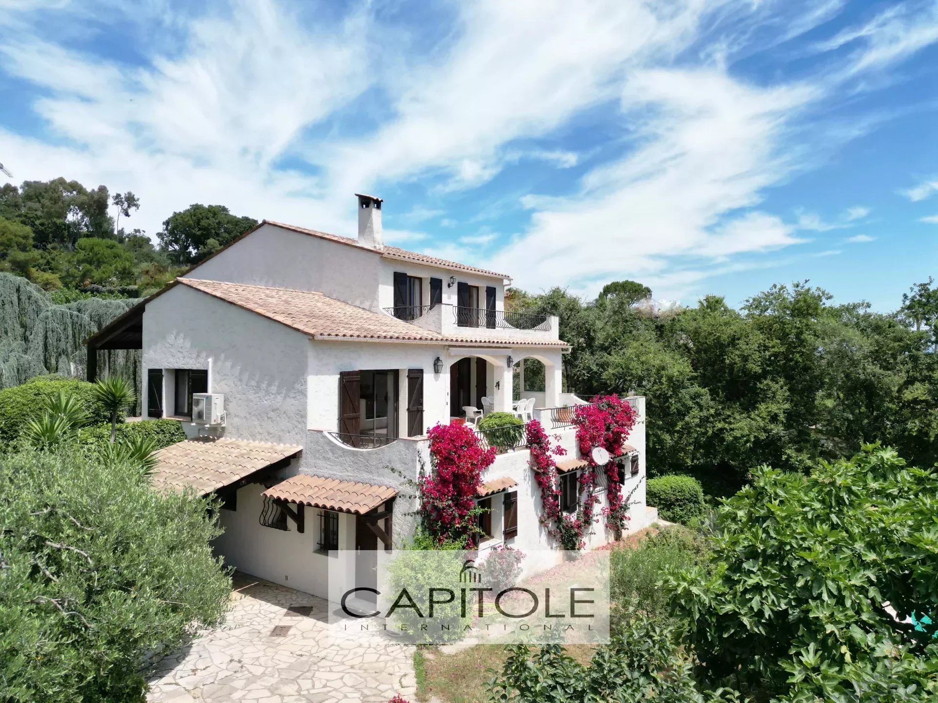 Provençal villa with an independent ground-floor apartment, swimming pool, and a 1600 m² plot.