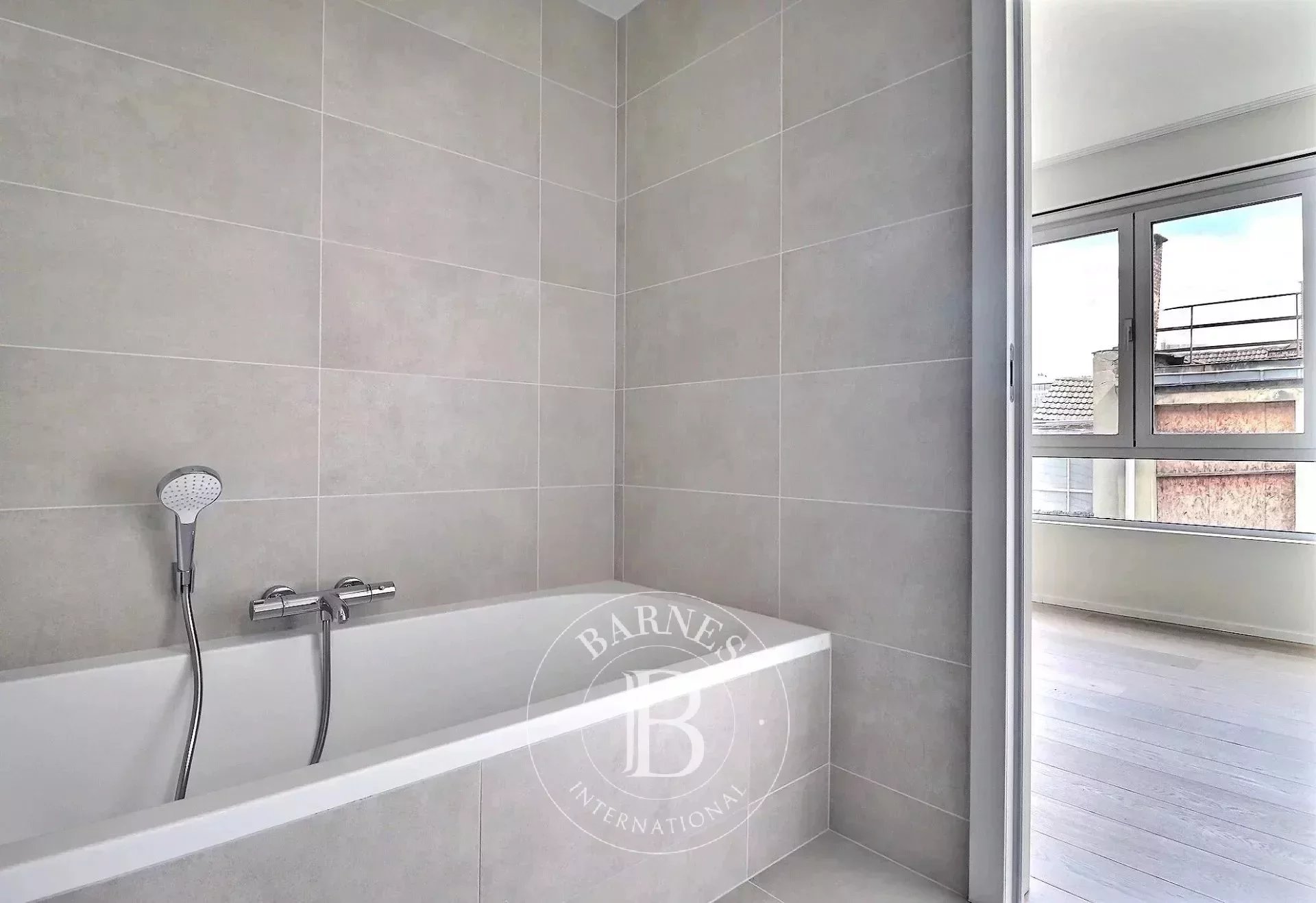 In the heart of Brussels - Furnished 3 bedroom apartment + terrace