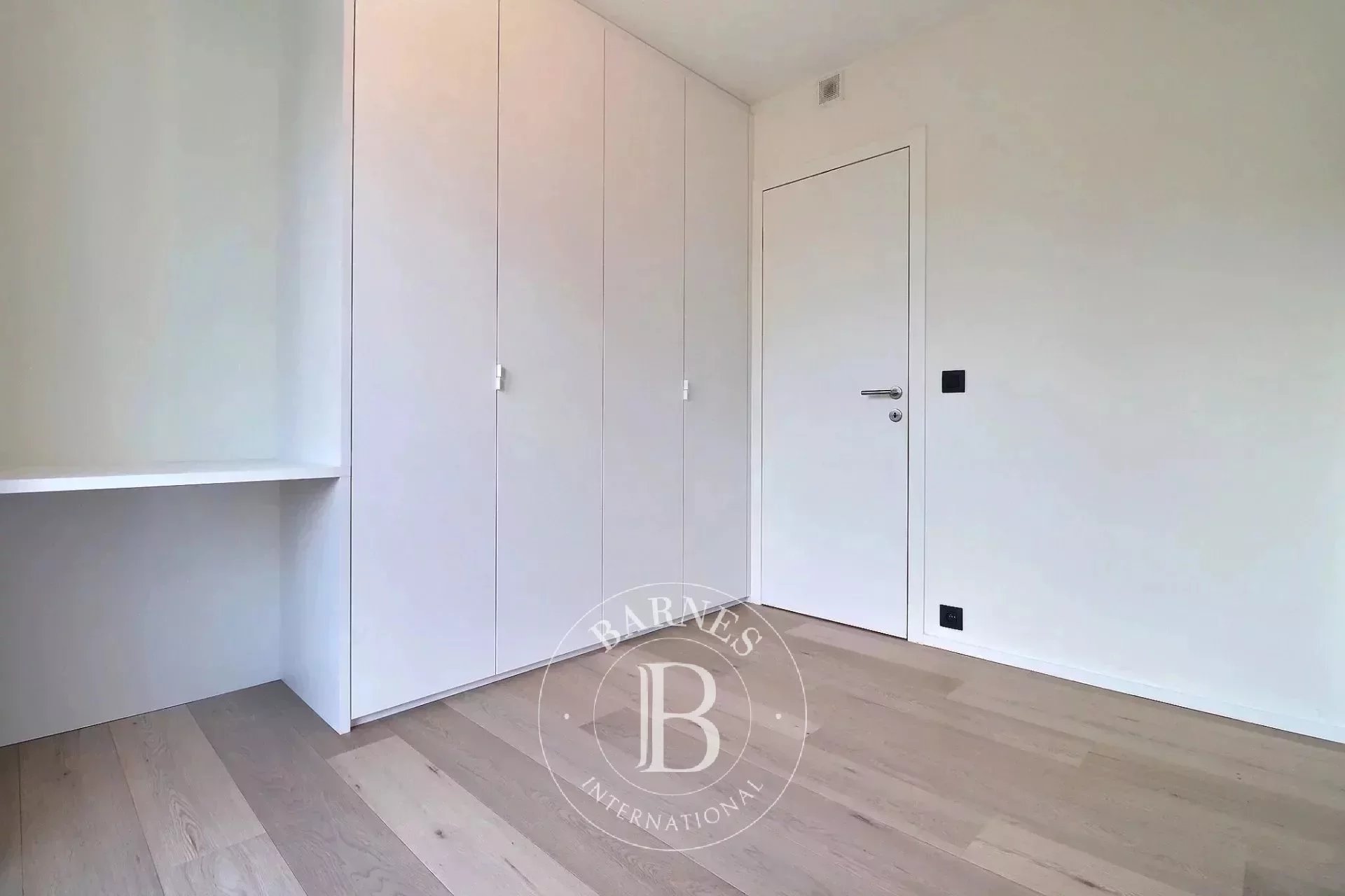 In the heart of Brussels - Furnished 3 bedroom apartment + terrace