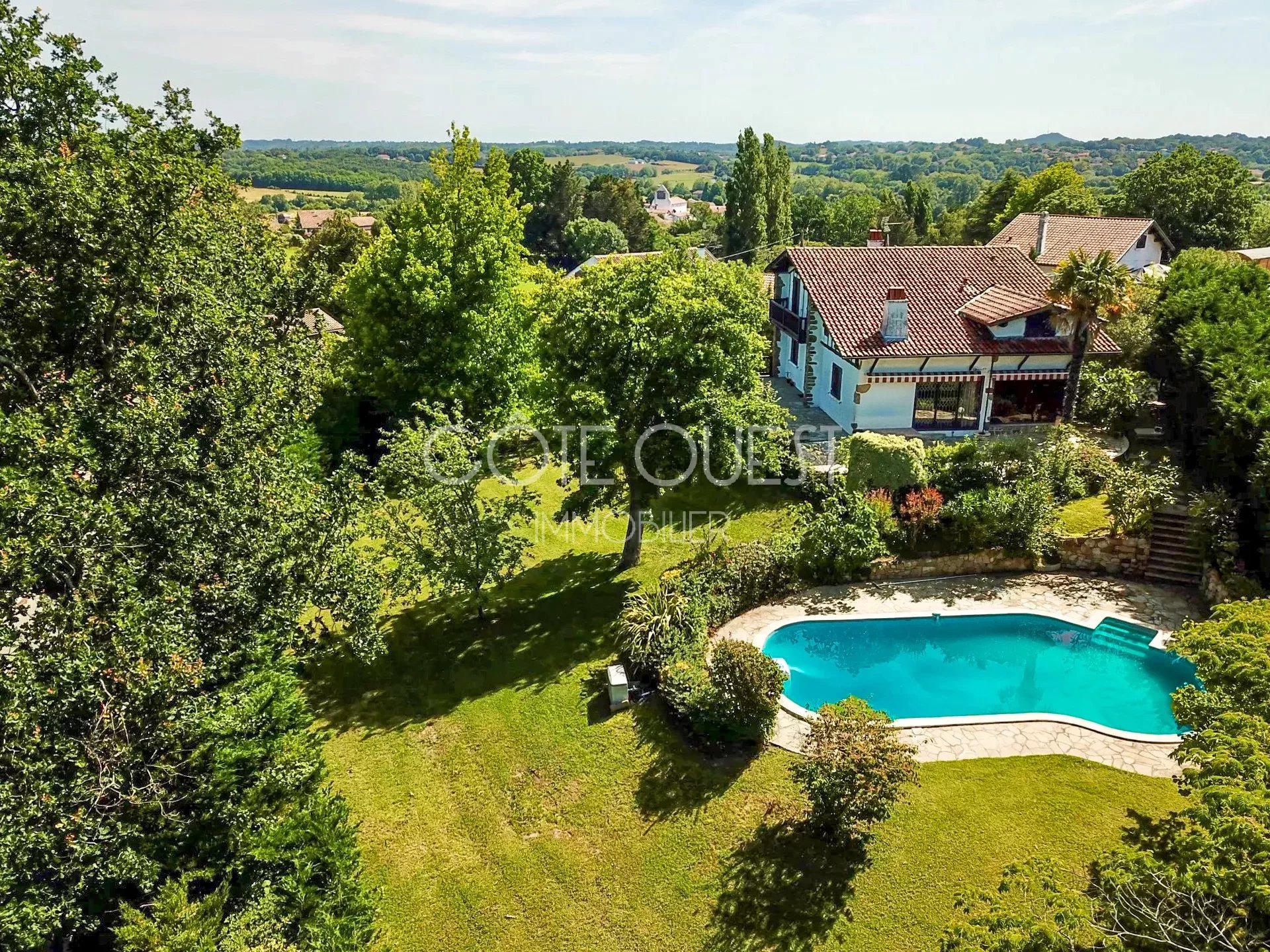 AHETZE – A 5-BED PROPERTY WITH A SWIMMING POOL