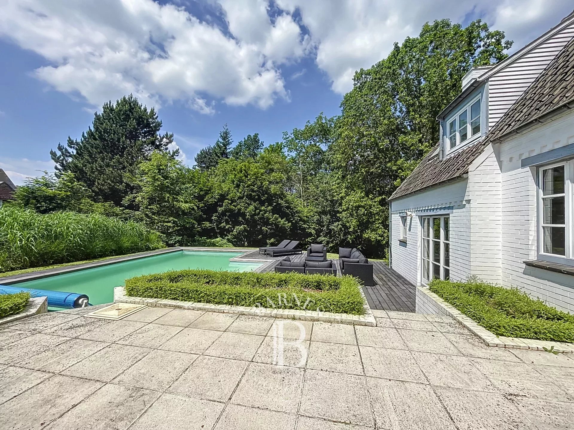 Charmante villa avec piscine et garages, proche de la Forêt de Soignes