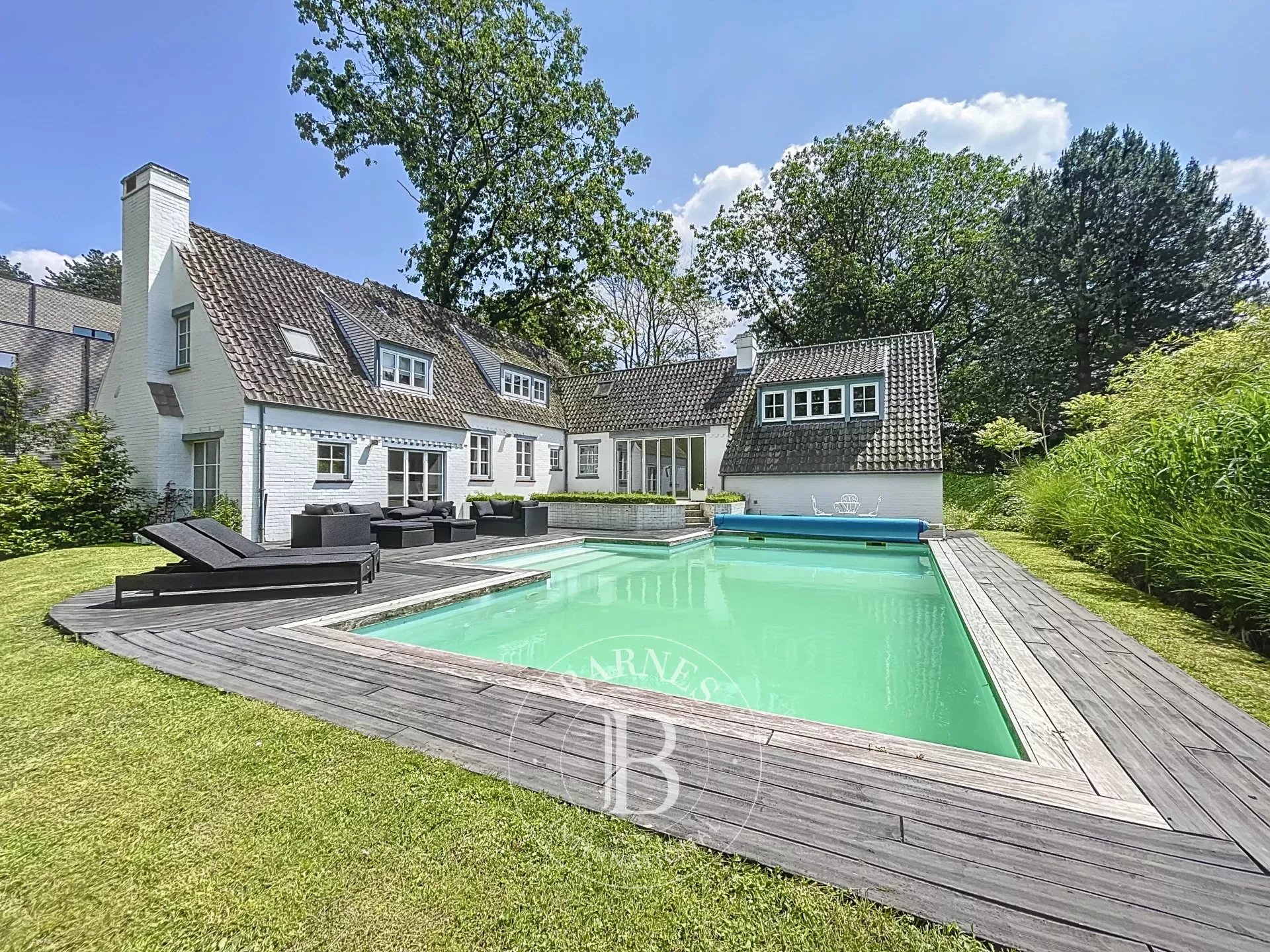 Charming villa with swimming pool and garages, close to the Forêt de Soignes