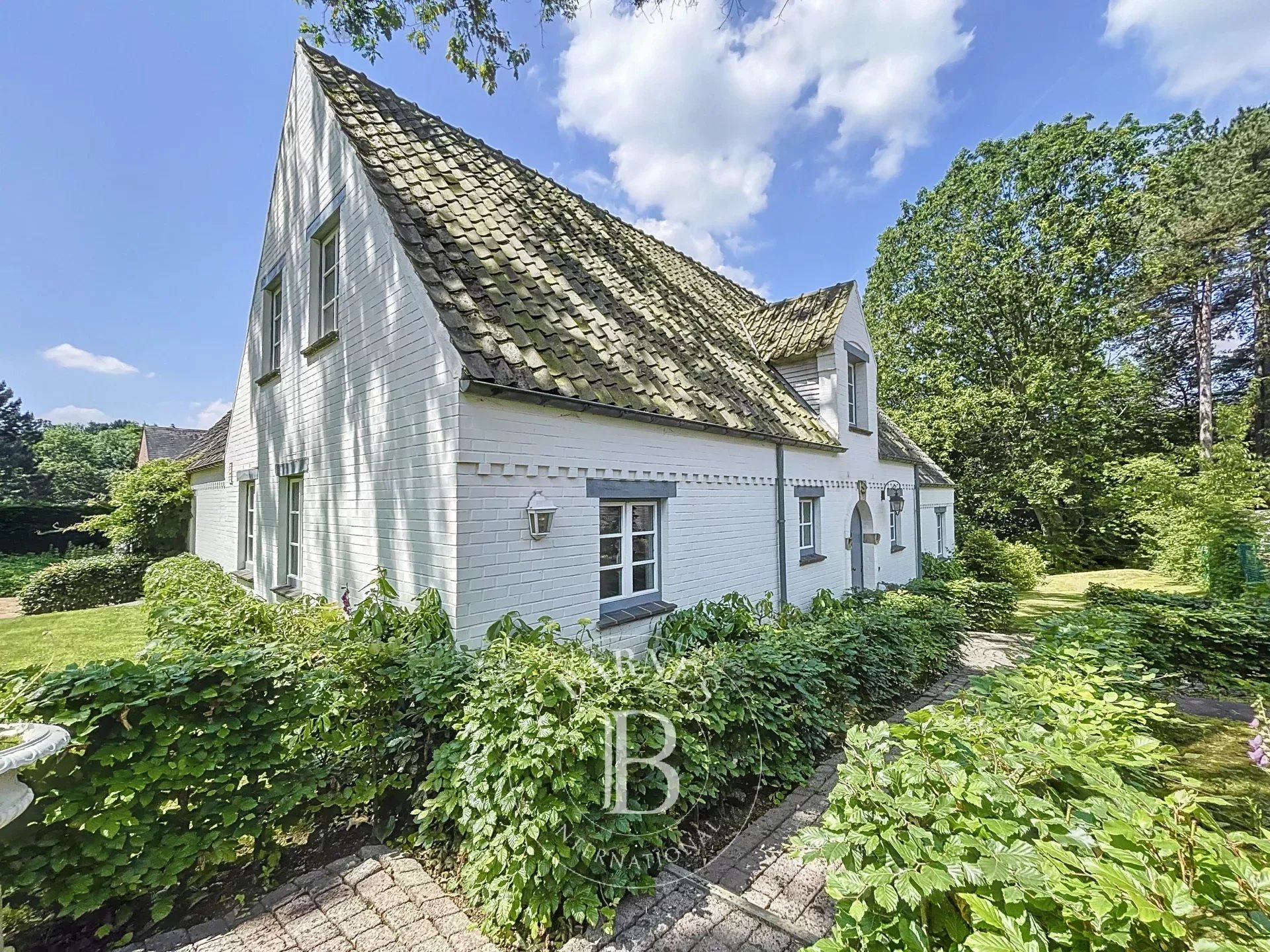 Charmante villa avec piscine et garages, proche de la Forêt de Soignes