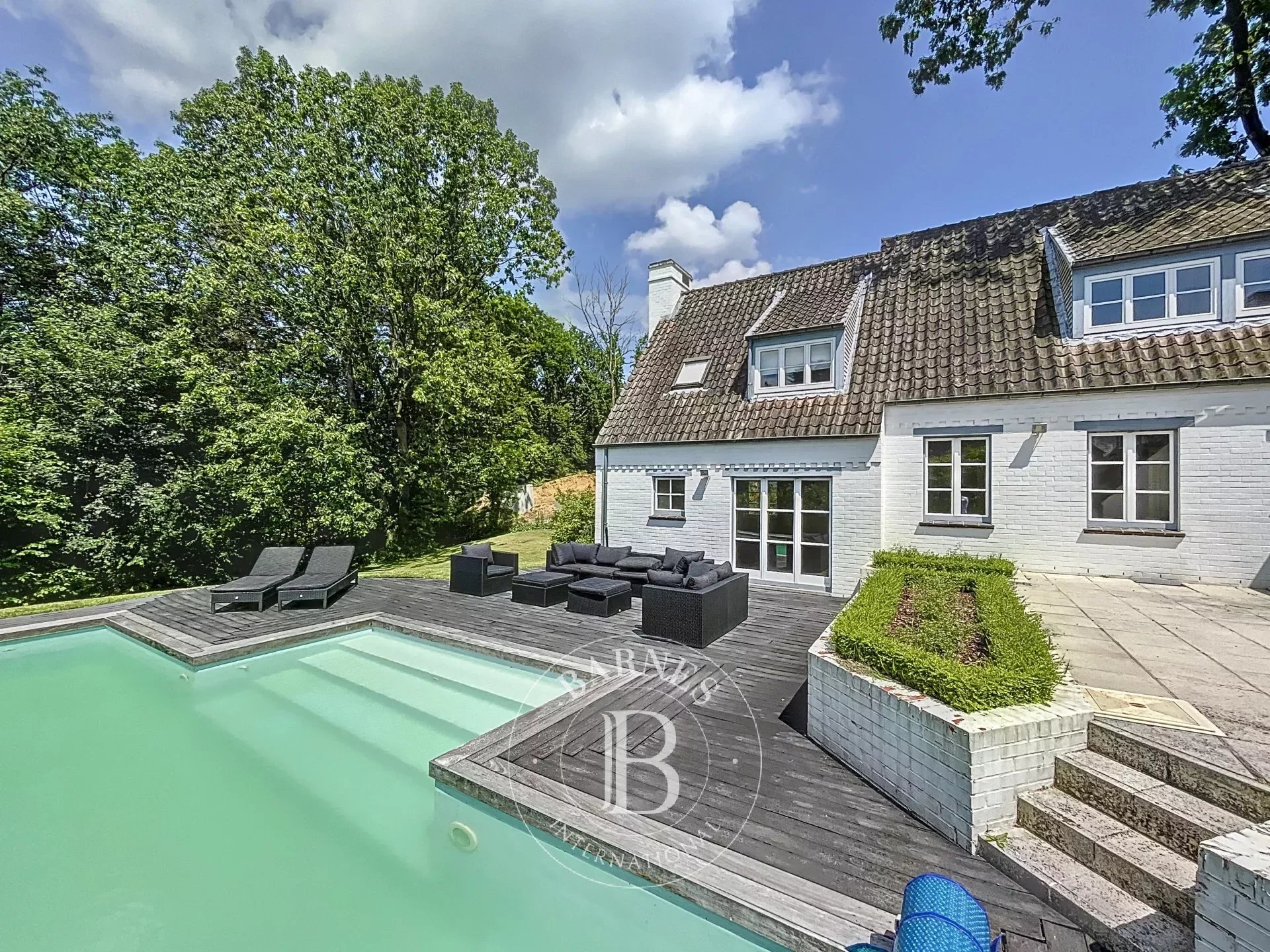 Charmante villa avec piscine et garages, proche de la Forêt de Soignes