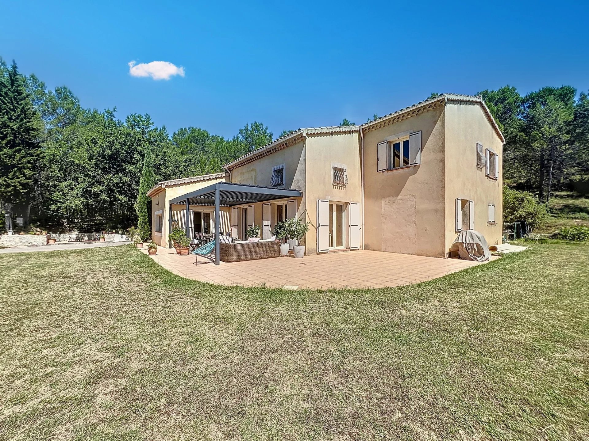 Beautiful 6-bedroom property with 7,000 m² of land, a pool, and a double garage.