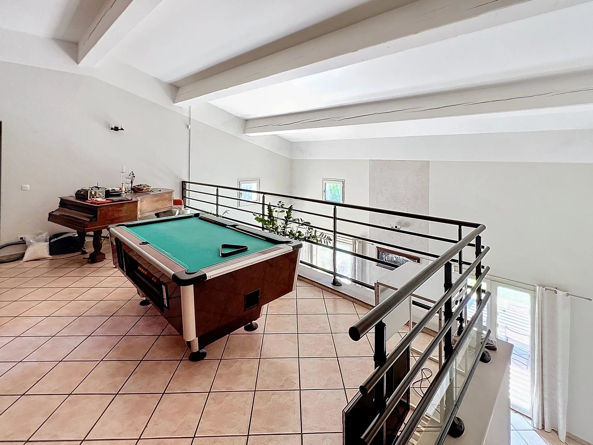 Beautiful 6-bedroom property with 7,000 m² of land, a pool, and a double garage.