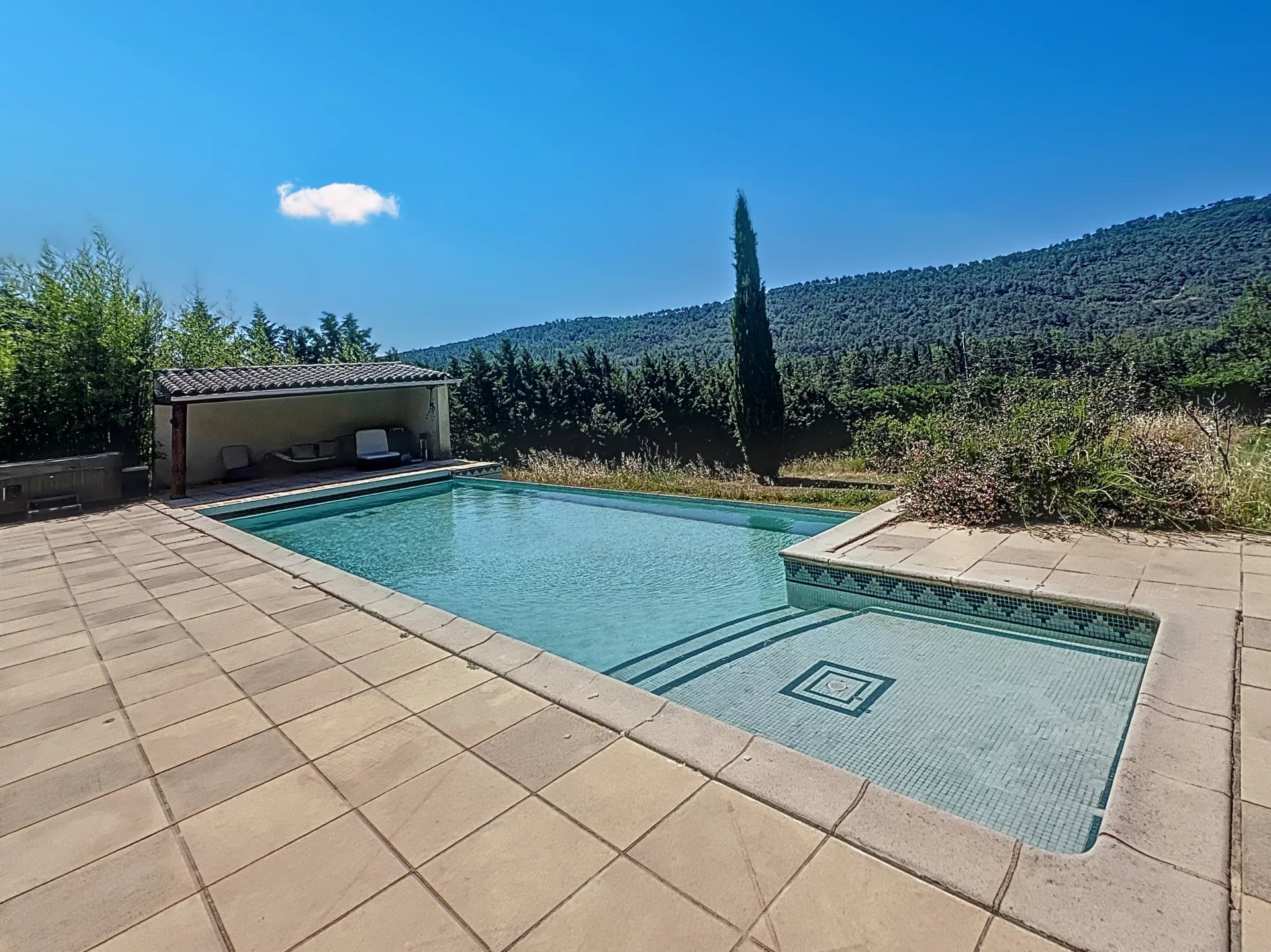 Beautiful 6-bedroom property with 7,000 m² of land, a pool, and a double garage.