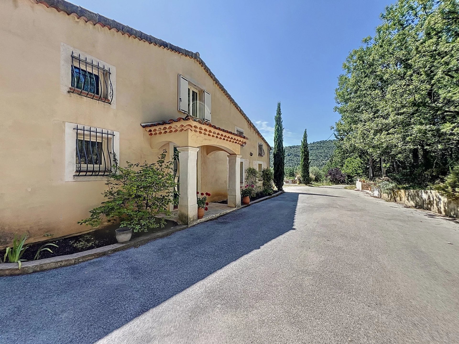 Beautiful 6-bedroom property with 7,000 m² of land, a pool, and a double garage.