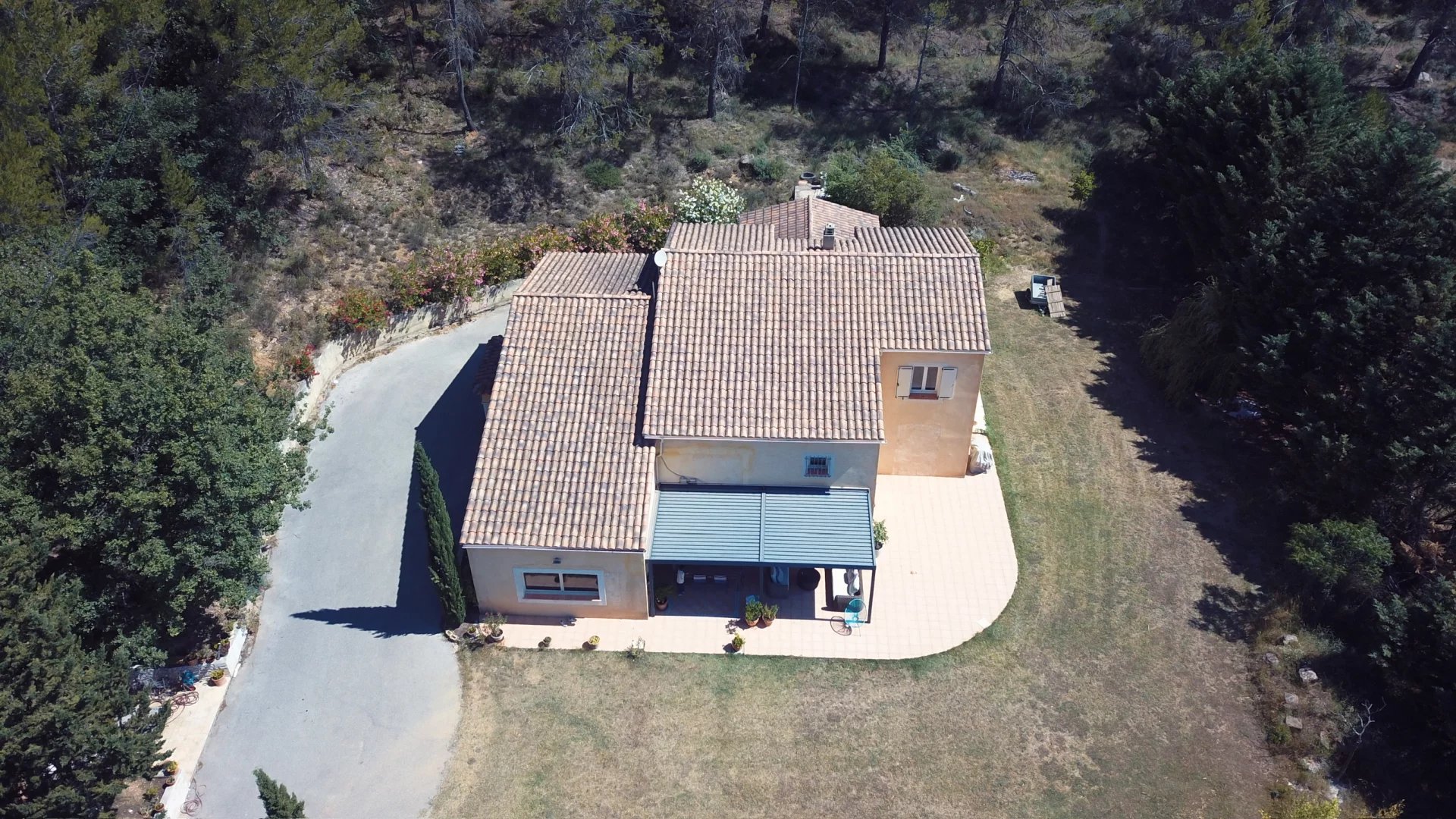 Beautiful 6-bedroom property with 7,000 m² of land, a pool, and a double garage.